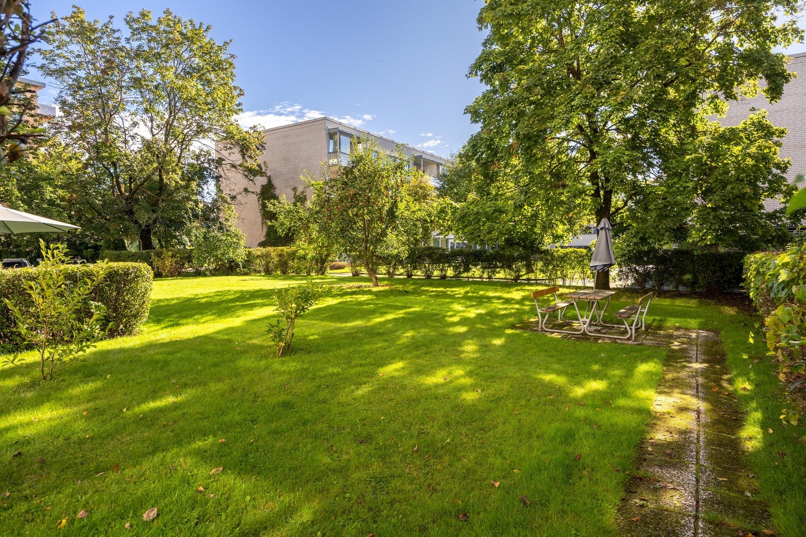 Borettslaget har pent opparbeidede fellesarealer. Galleribilde