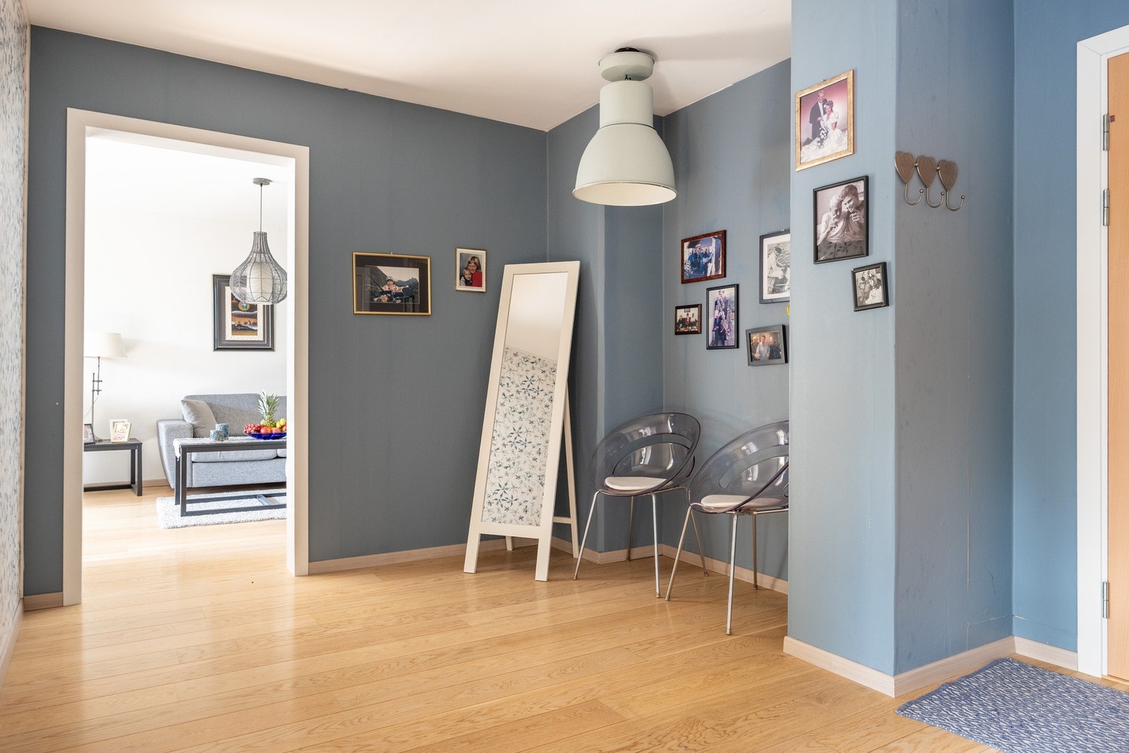 Romslig entré/gang med plass for oppbevaringsmøbler. Galleribilde