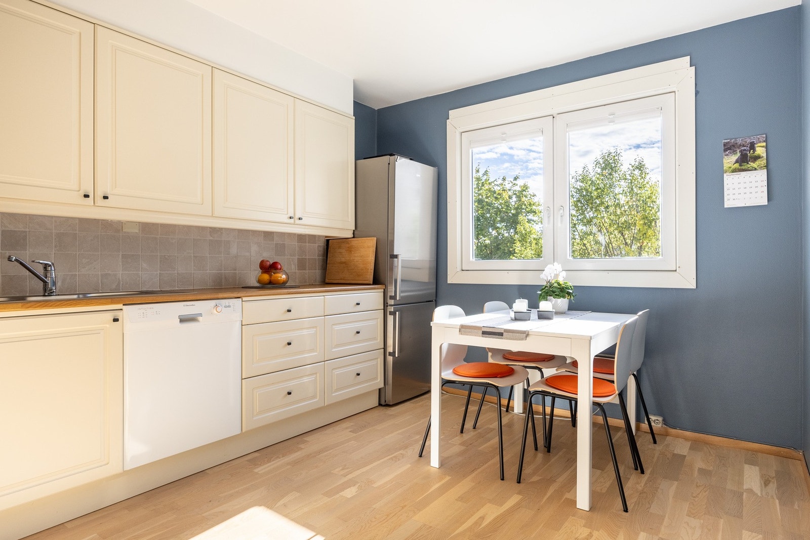 Det er spiseplass ved vinduet. Galleribilde