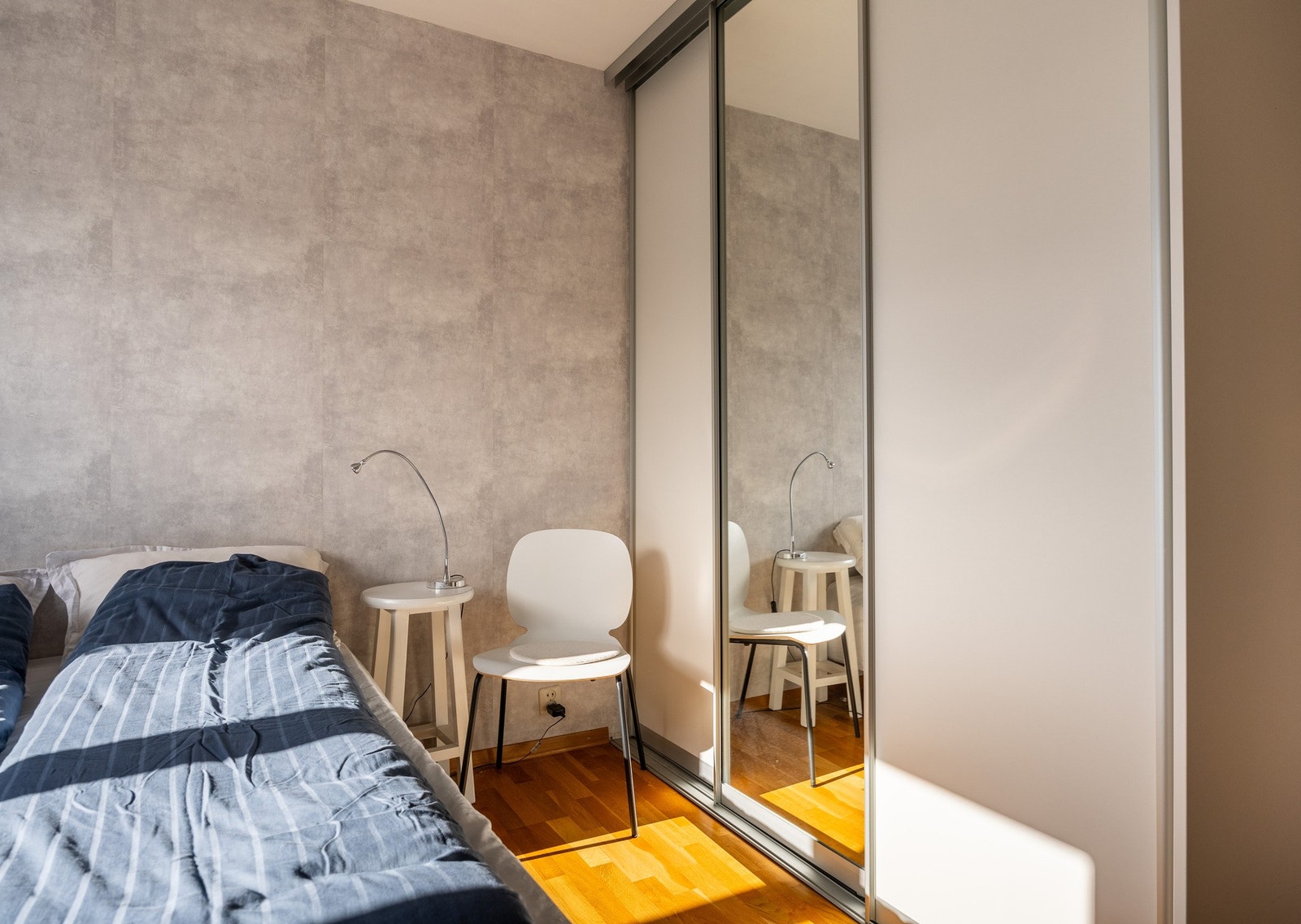 God plass til oppbevaring i medfølgende garderobeskap. Galleribilde