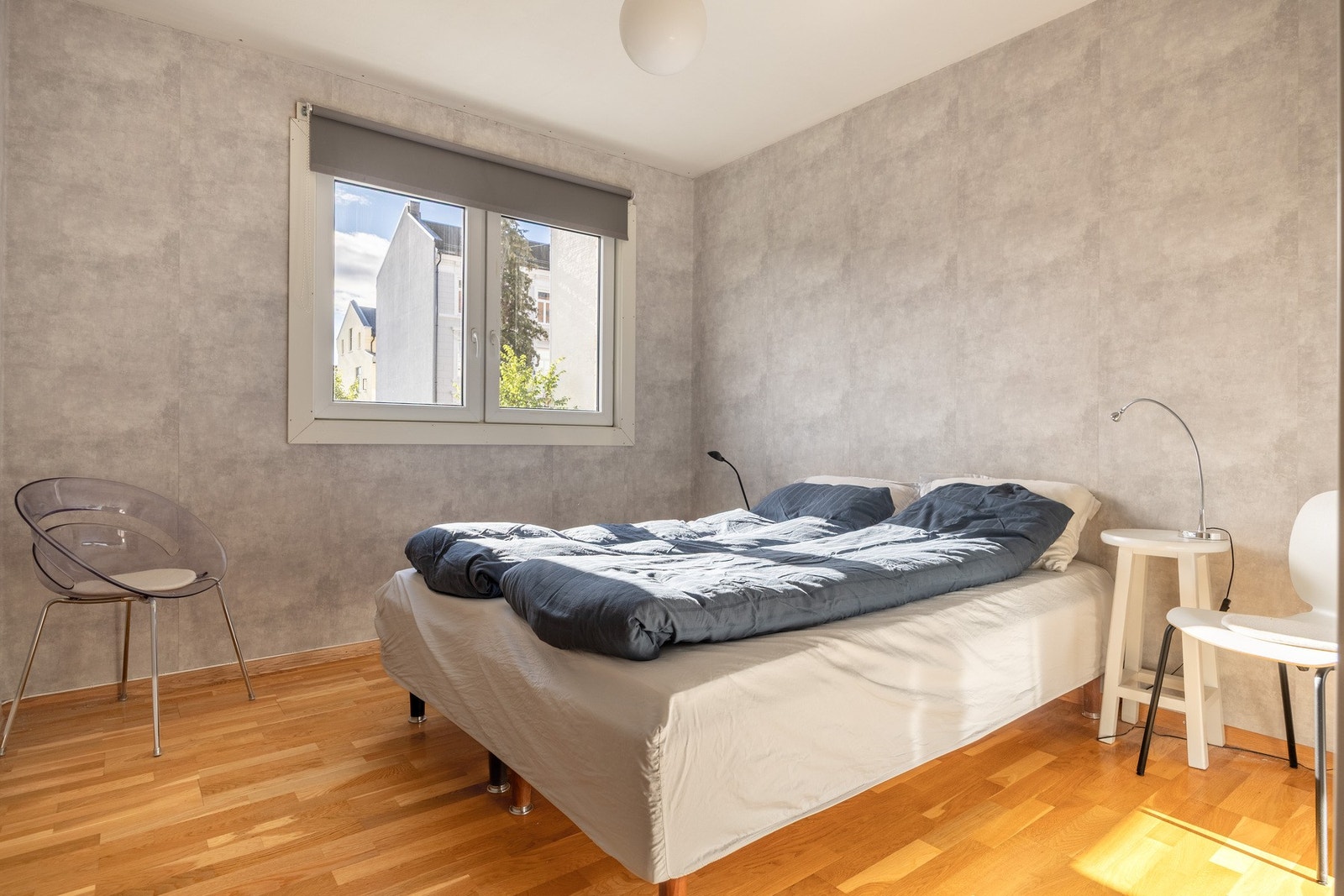 Soverommet er romslig med god plass til stor dobbeltseng og tilhørende nattbord på hver side. Galleribilde