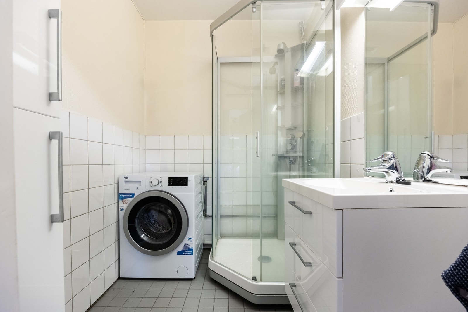 Eldre bad med flislagt gulv og flislagte/malte vegger. Det er opplegg for vaskemaskin. Galleribilde