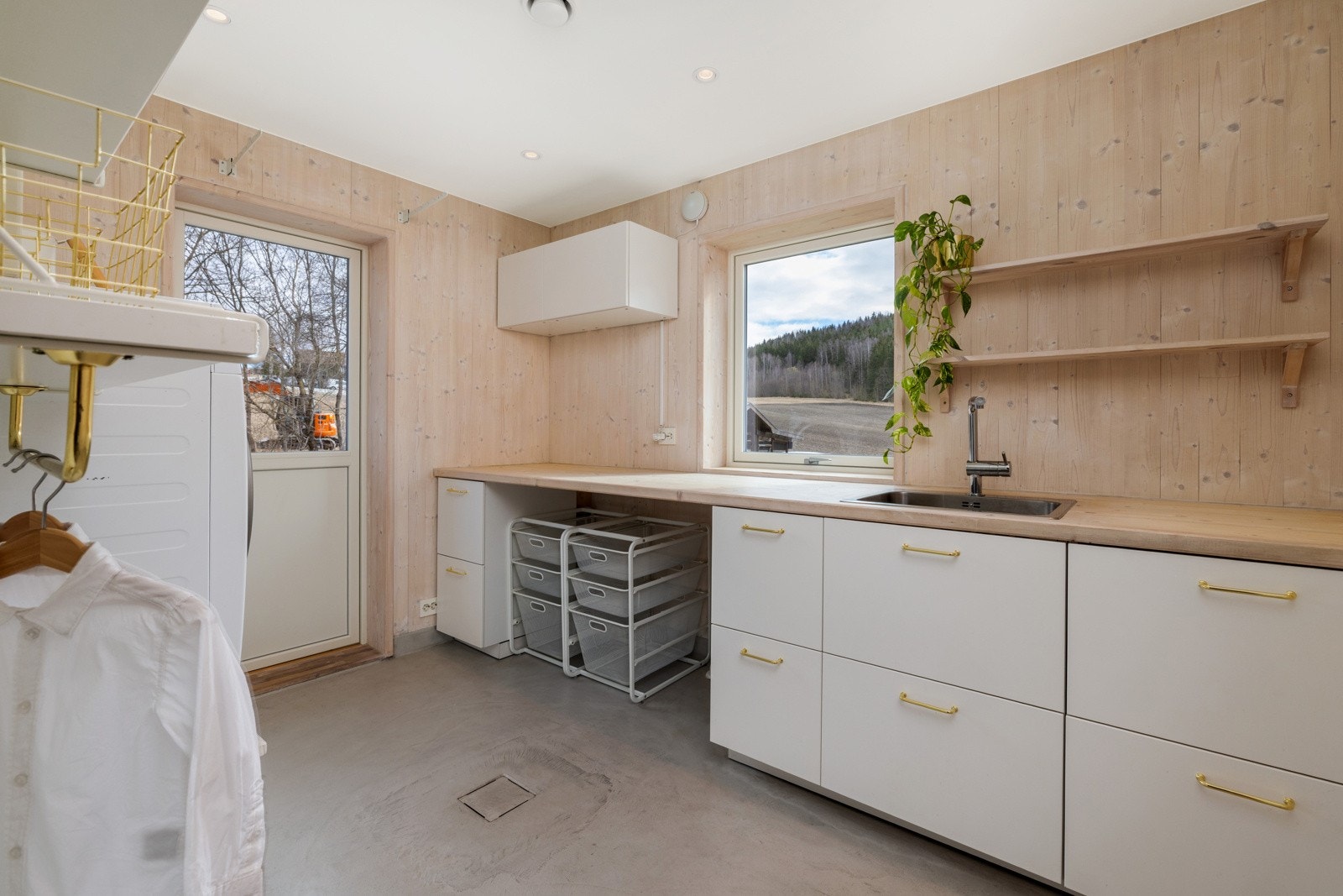 Vaskerommet har god plass og er praktisk utstyrt med servant, lagringsplass og opplegg for både vaskemaskin og tørketrommel. Galleribilde