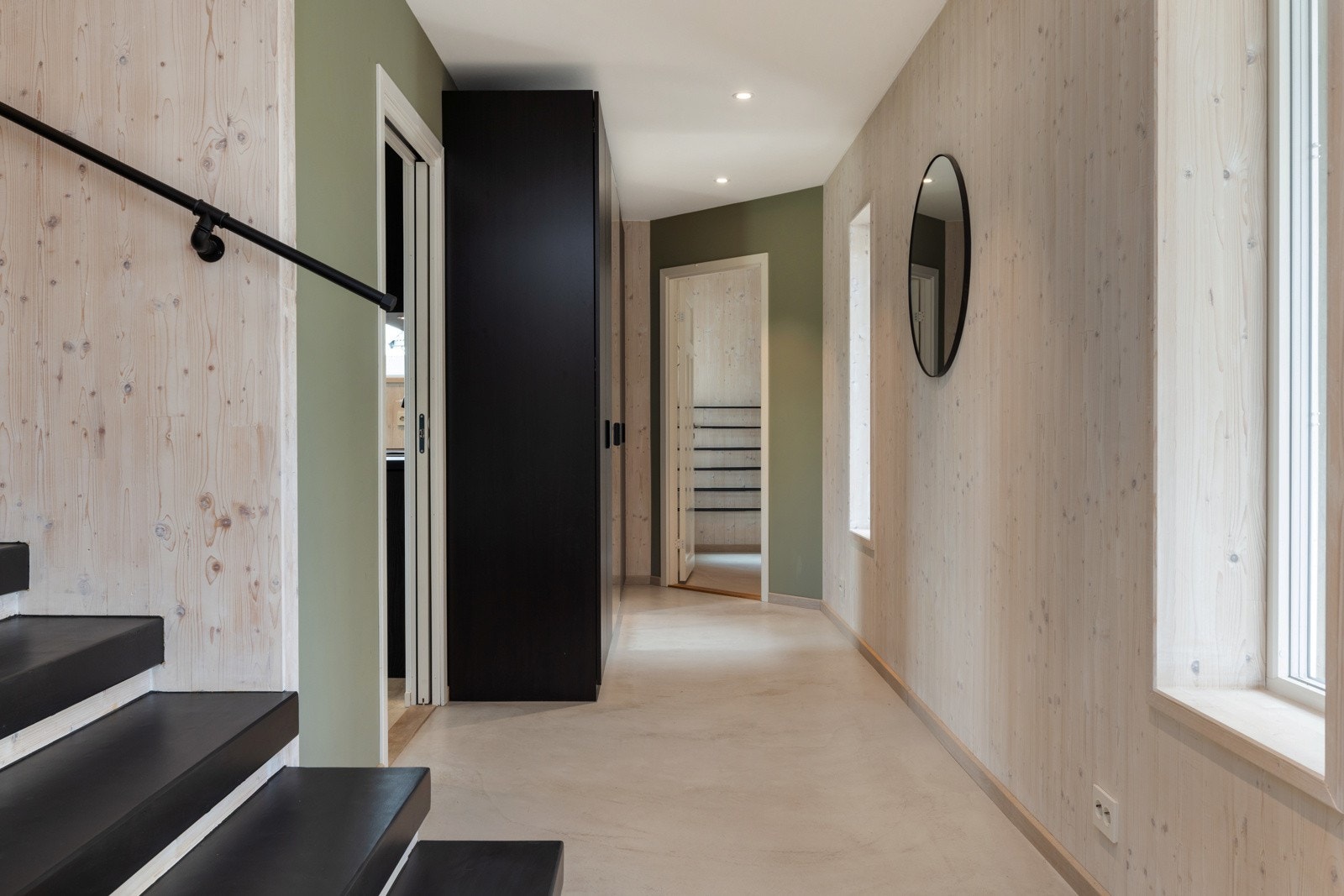 I ytterkant av gangen er det en romslig skyvedørsgarderobe som gir enkel og praktisk oppbevaring. Galleribilde