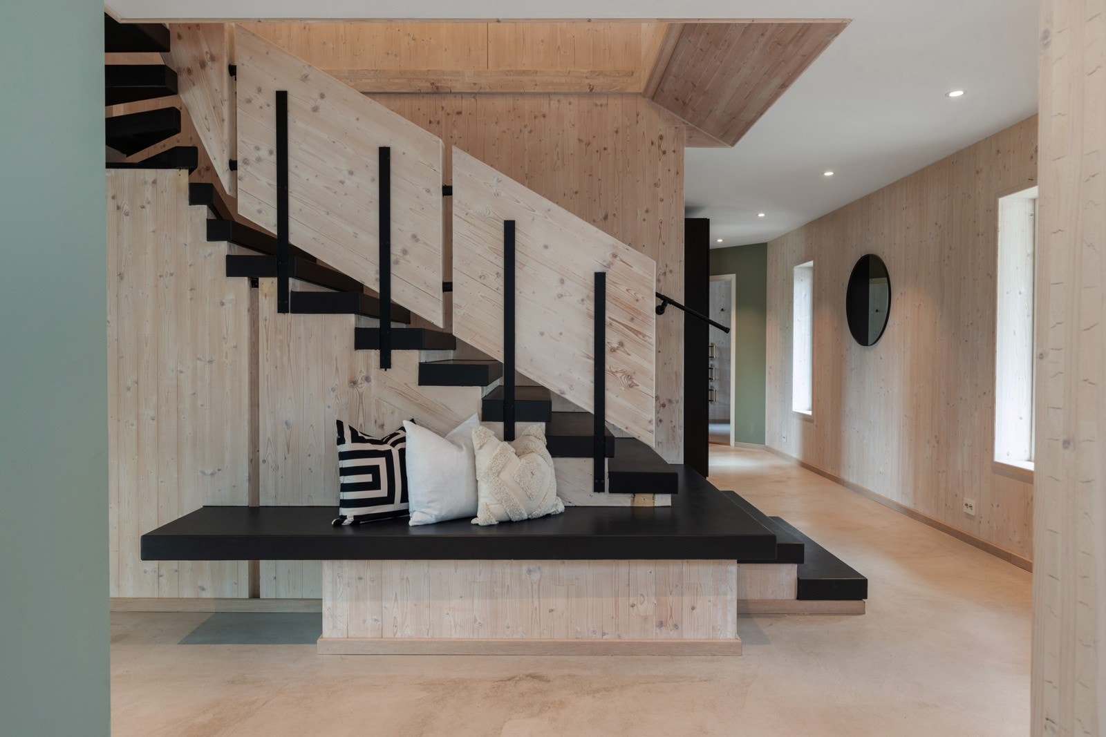 Trappen fra entréen leder deg opp til boligens andre etasje. Galleribilde