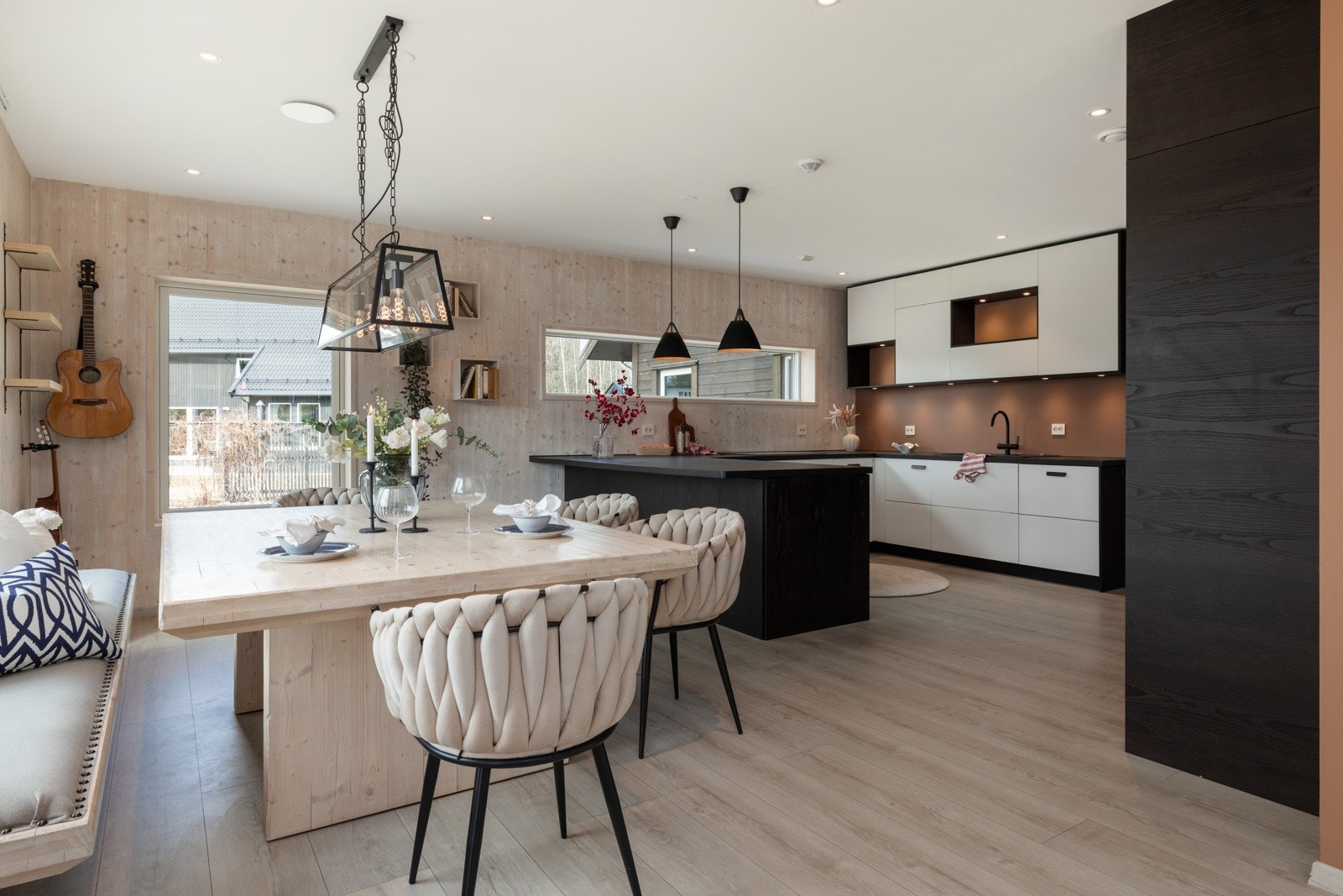 Spiseplassen er naturlig plassert i forlengelse av kjøkkenet. Galleribilde