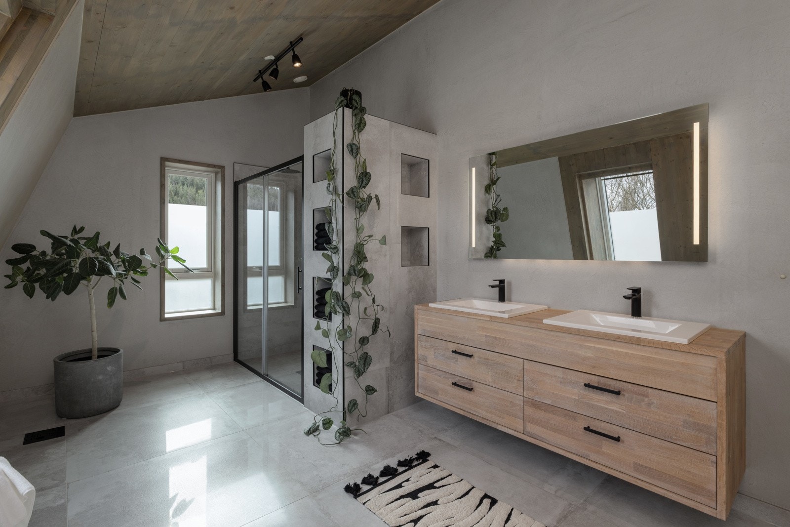 Hovedbadet befinner seg i 2.etasjen og gir deg en lukseriøs følelse med blant annet flislagt dobbeldusj, gulvvarme og elegante material valg. Galleribilde