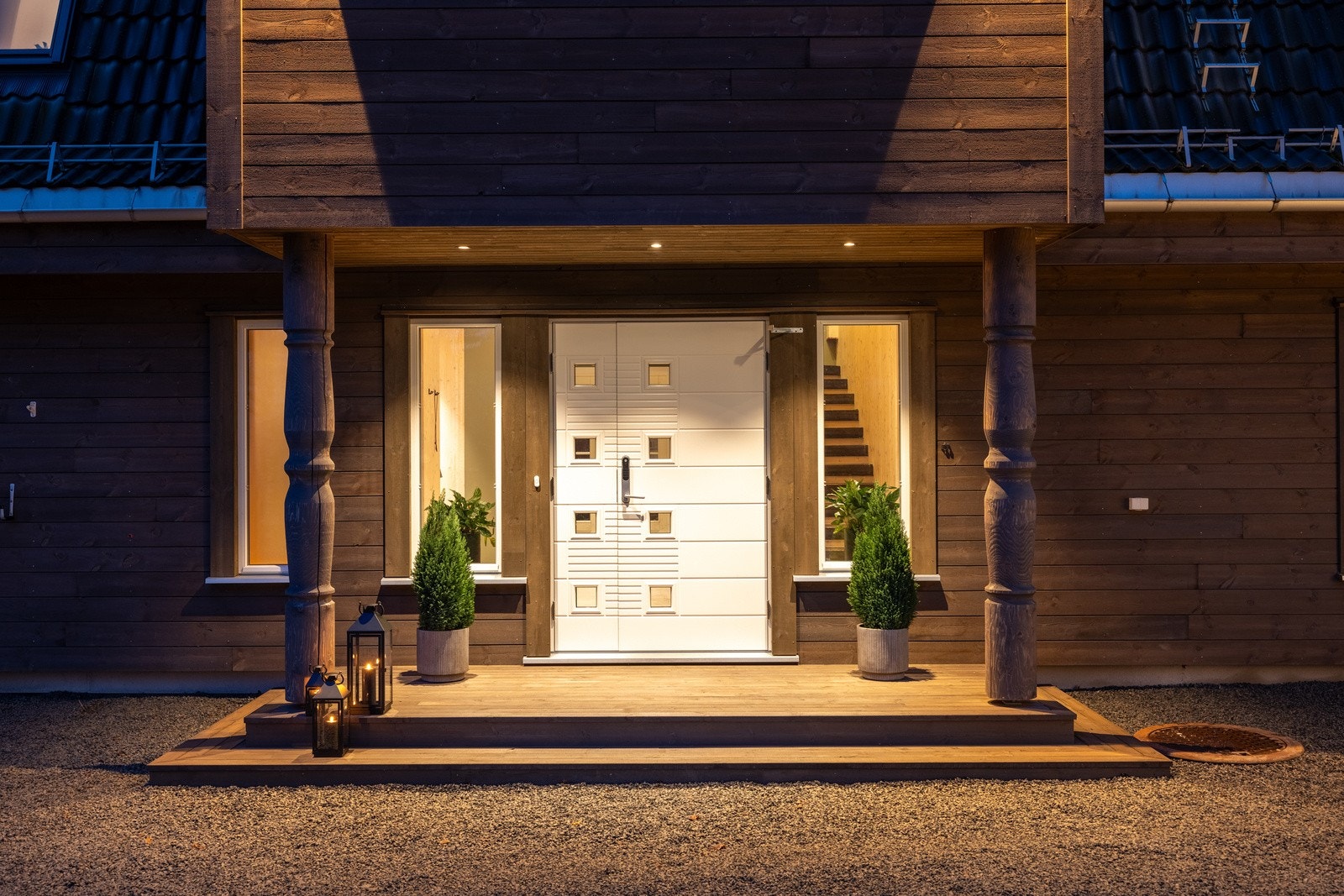 Innbydende inngangsparti med downlights i himling. Galleribilde