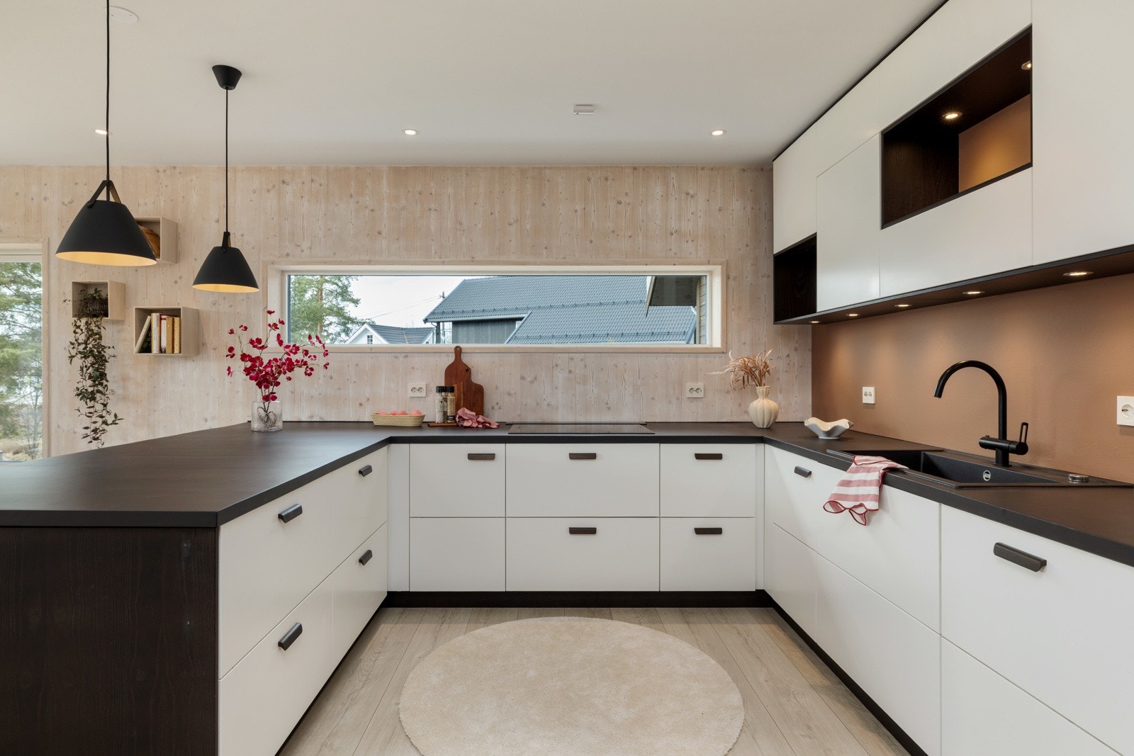 Det er godt med lagringsplass i skuffer og skap, og kjøkkenet er utstyrt med integrerte hvitevarer samt plass til frittstående kjøl-/fryseskap(ismaskin). Galleribilde