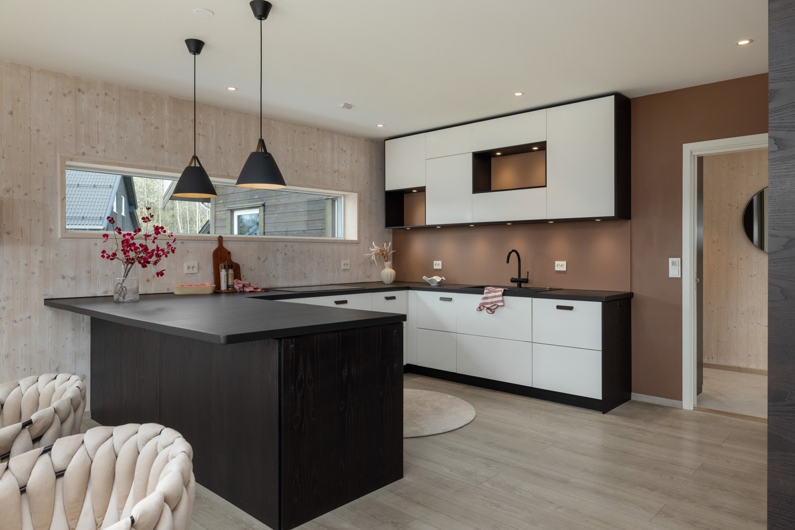 Kjøkkenet, fra Drømmekjøkkenet (modell Balingslöv), har lyse, glatte fronter som står i kontrast til den mørke benkeplaten i heltre. Galleribilde