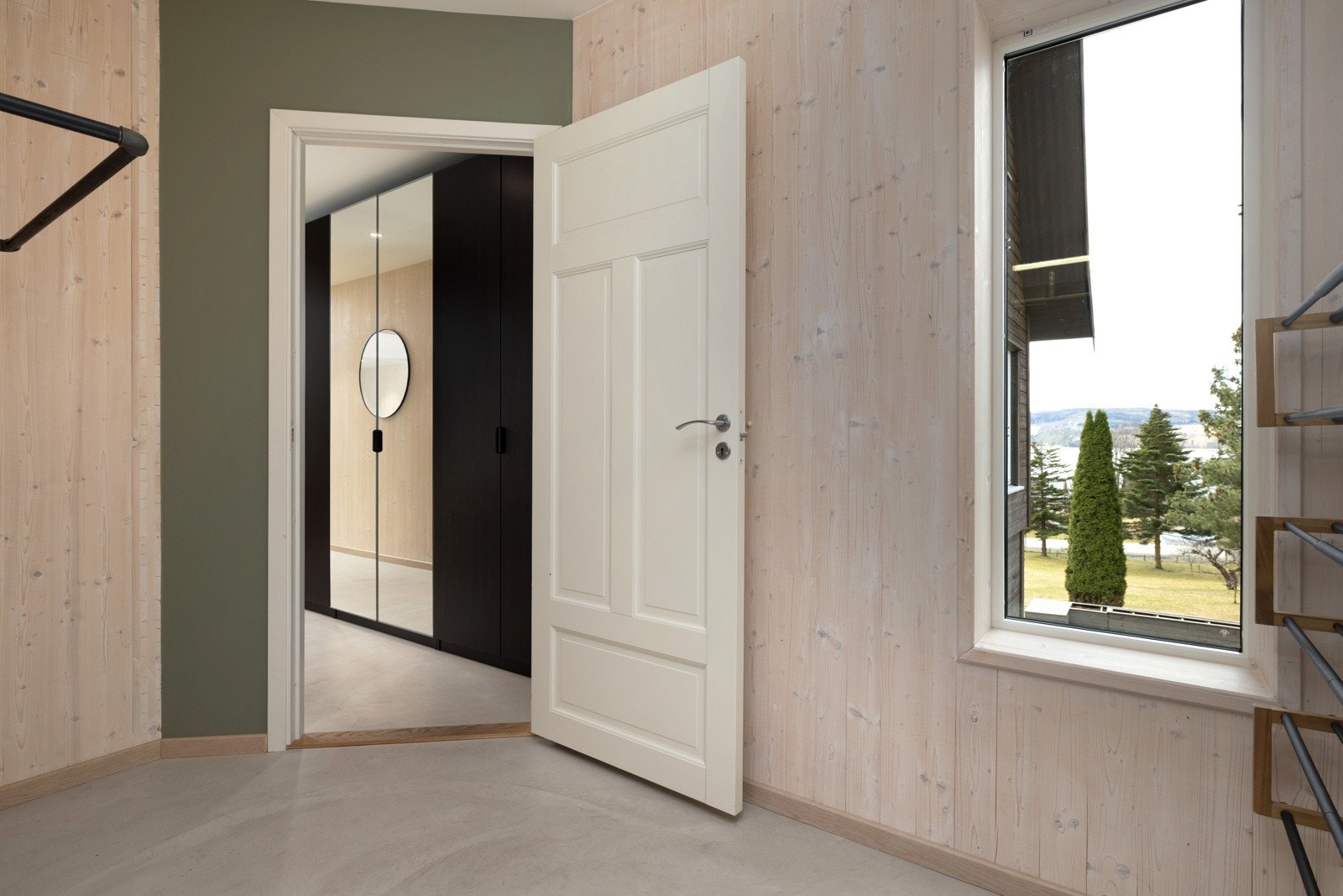 Gangbod mellom entré og garasje. Galleribilde