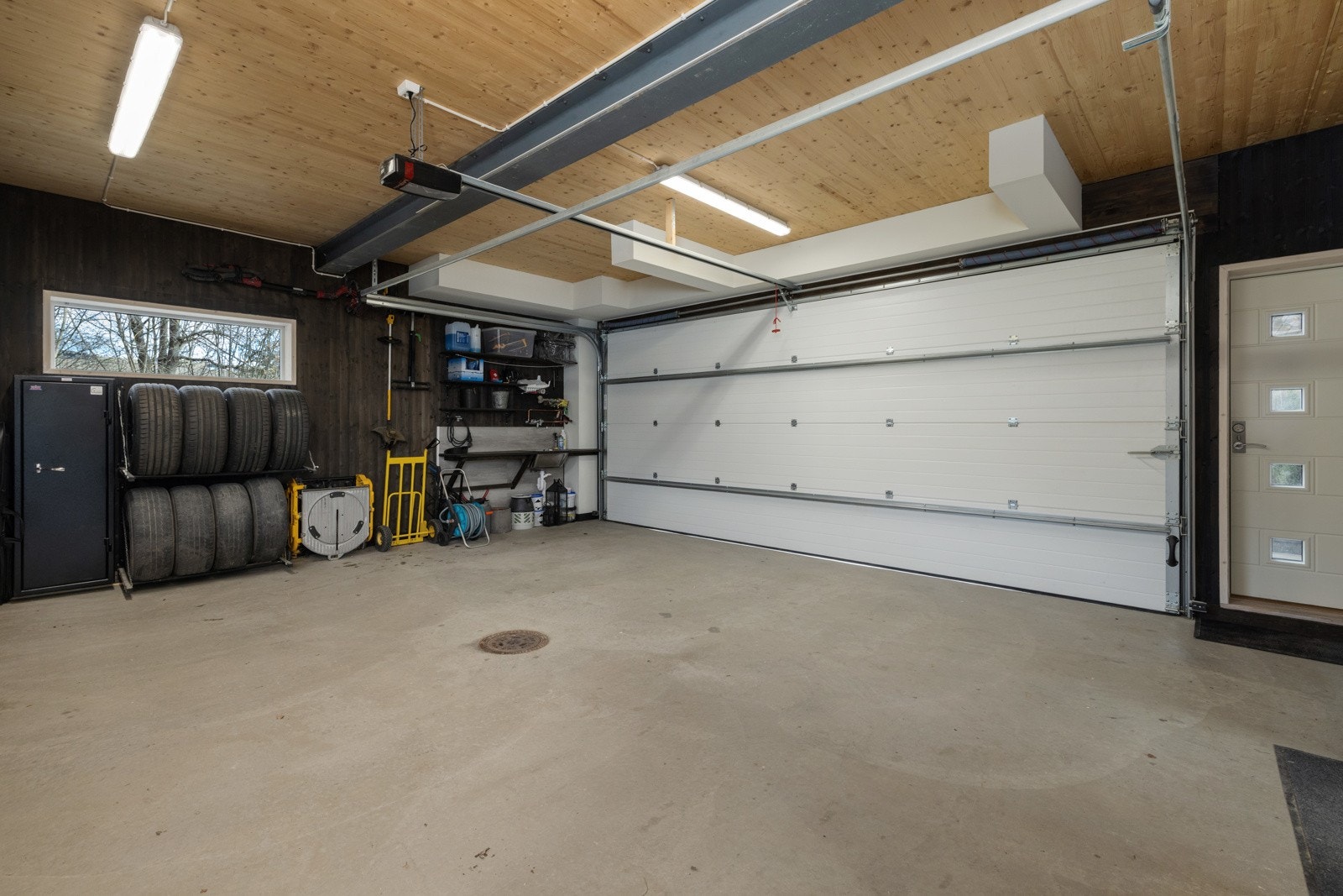 Romslig dobbelgarasje med god takhøyde og rikelig dagslys fra flere vinduer. Galleribilde