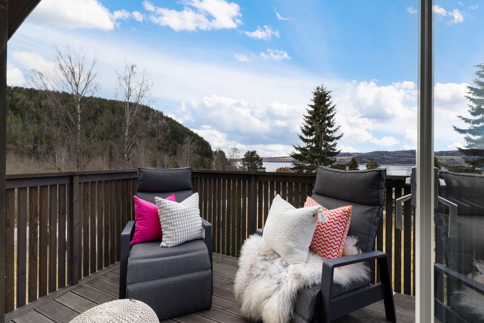 Fra loftstuen er det utgang til en balkong med plass til utemøbler. Galleribilde