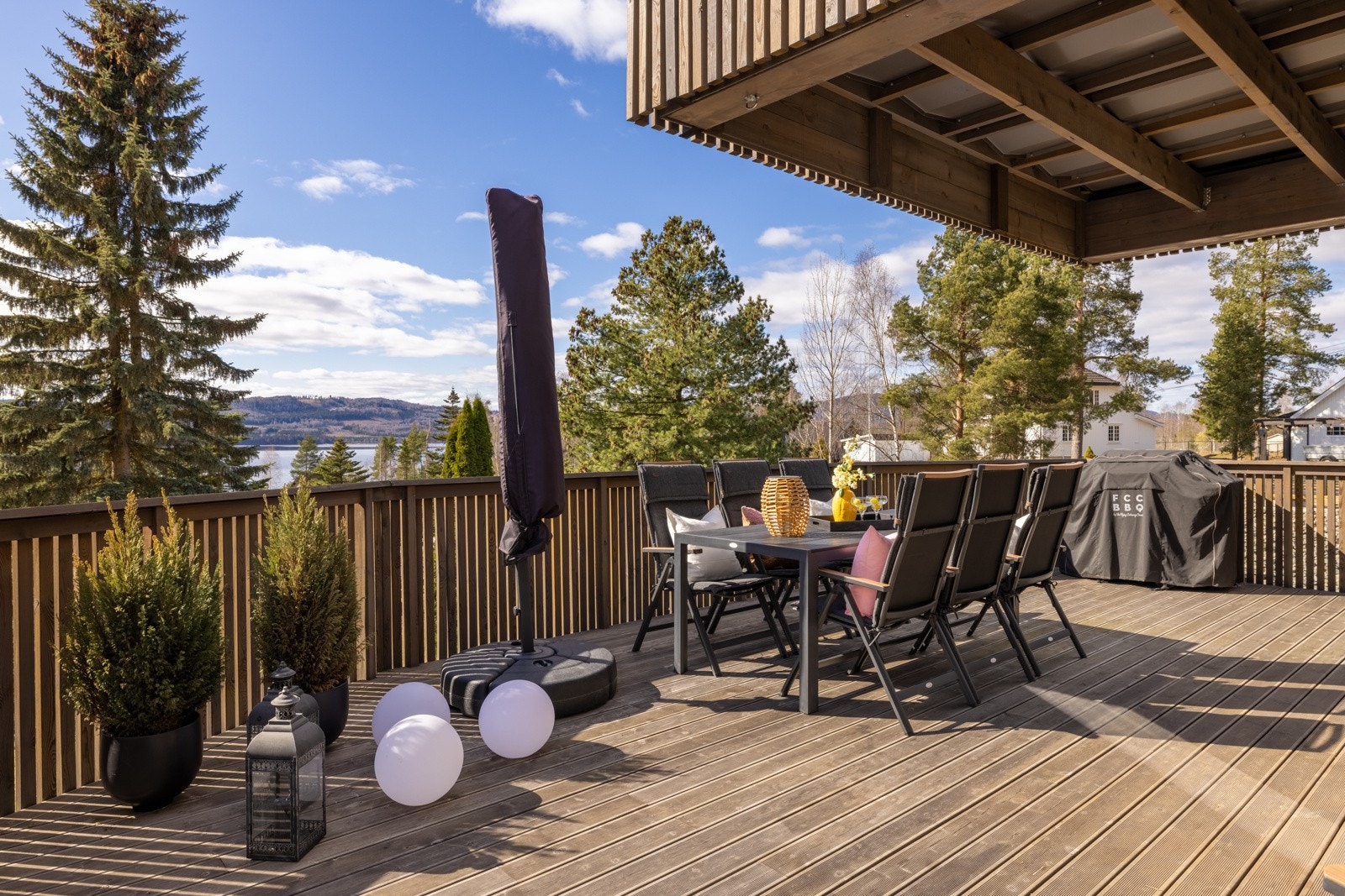 Fra stuen har du utgang til en solrik veranda med nydelig utsikt over Mjøsa. Galleribilde