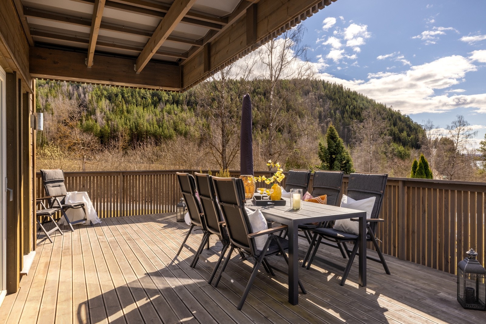 Her er det god plass til både sittegruppe og grill, perfekt for late sommerdager. Galleribilde