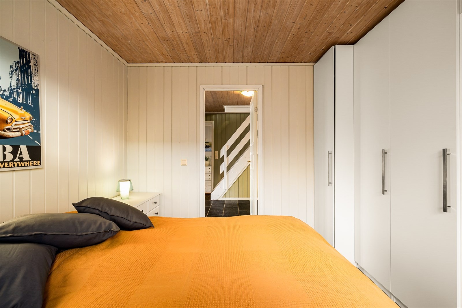 Nede har hovedsoverommet mye oppbevaring i et stort garderobeskap. Galleribilde