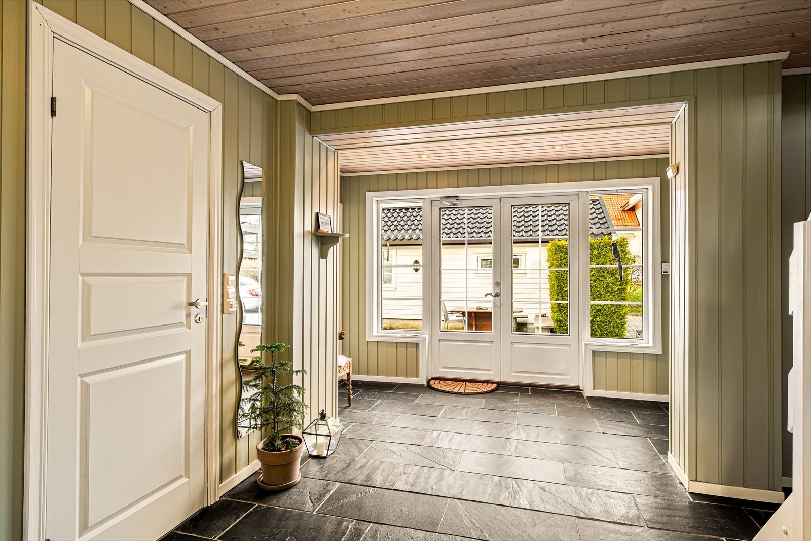 Man ønskes velkommen av en innbydende hall med varme under store gulvfliser. Galleribilde