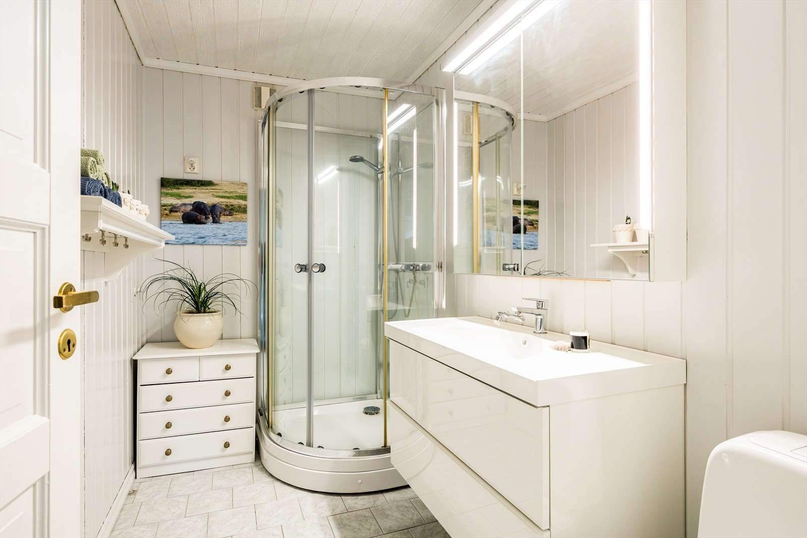 På badet er det gulvfliser, dusjkabinett og varmekabler. Galleribilde