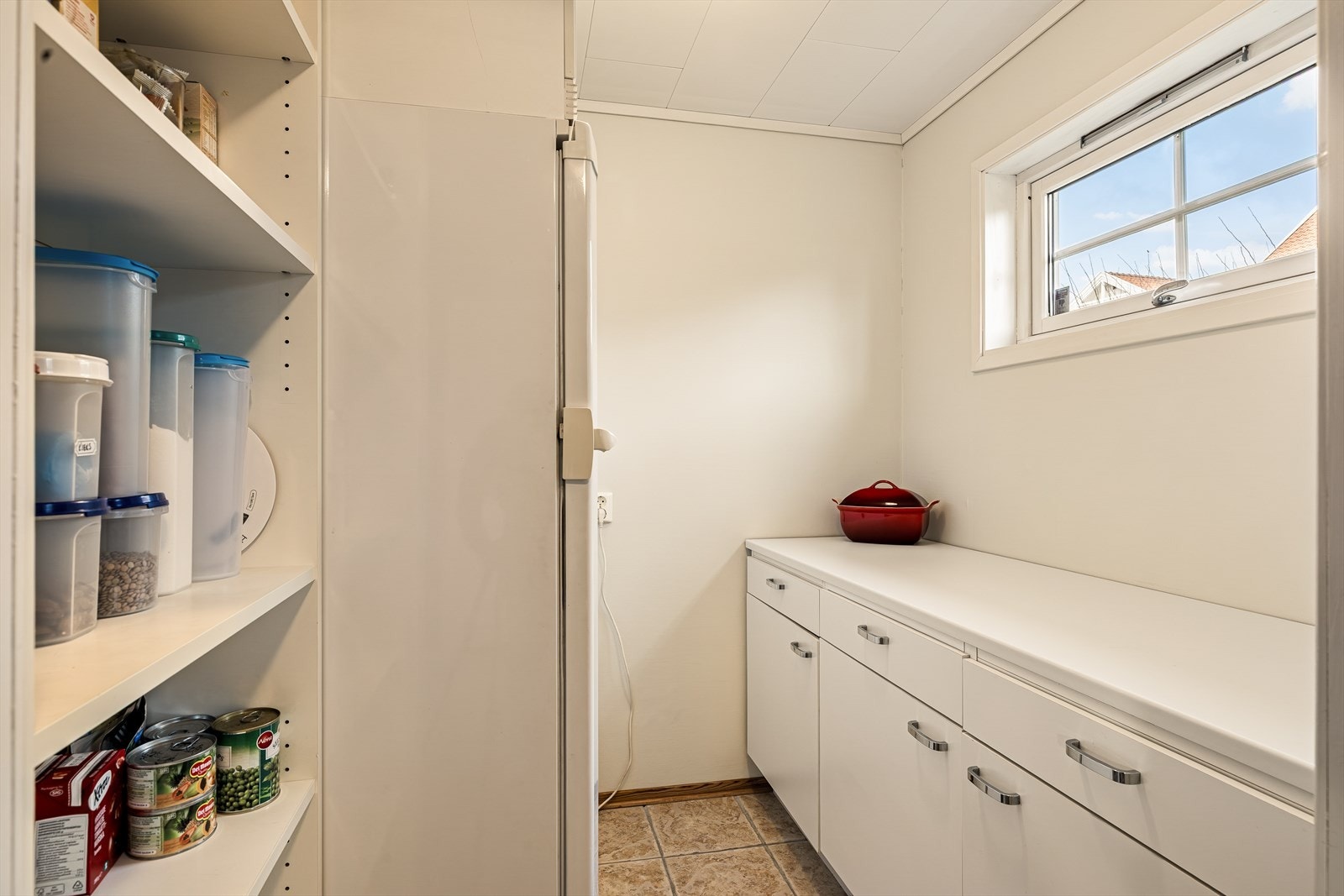 Grovkjøkkenet har flislagt gulv med varme. Galleribilde