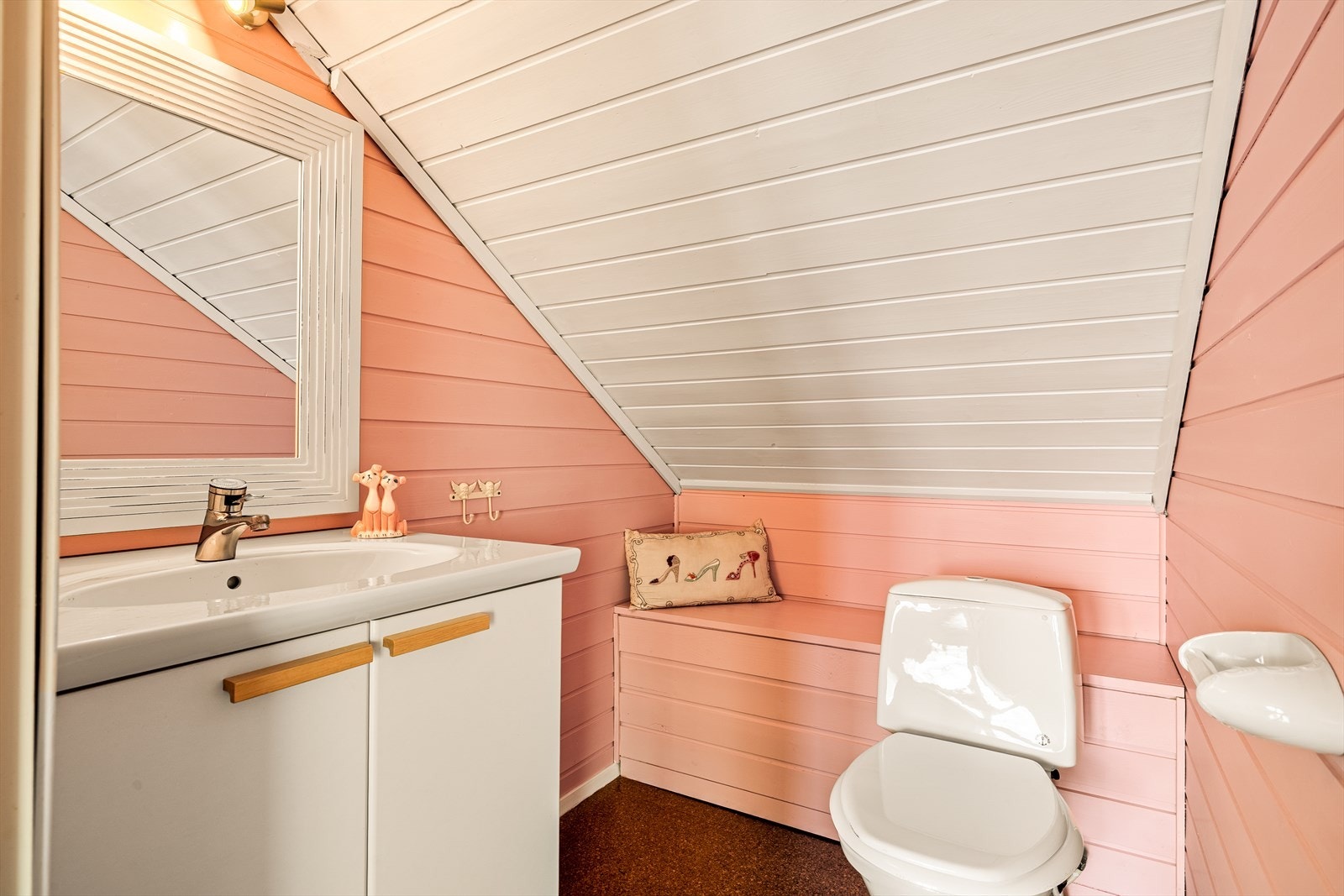 Praktisk plassert i 2. etasje har boligen et ekstra wc-rom. Galleribilde