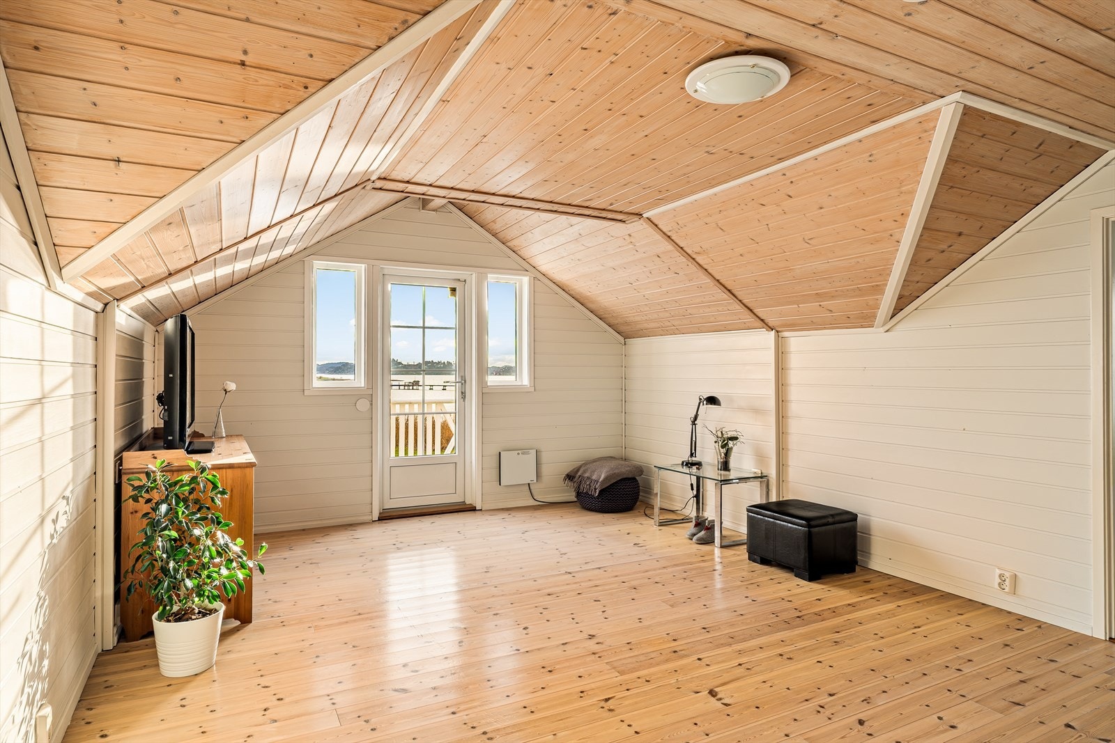 Øverst har boligen en kjærkommen stue for familien, et ekstra oppholdsrom til lek, vennebesøk og avslapning. Galleribilde