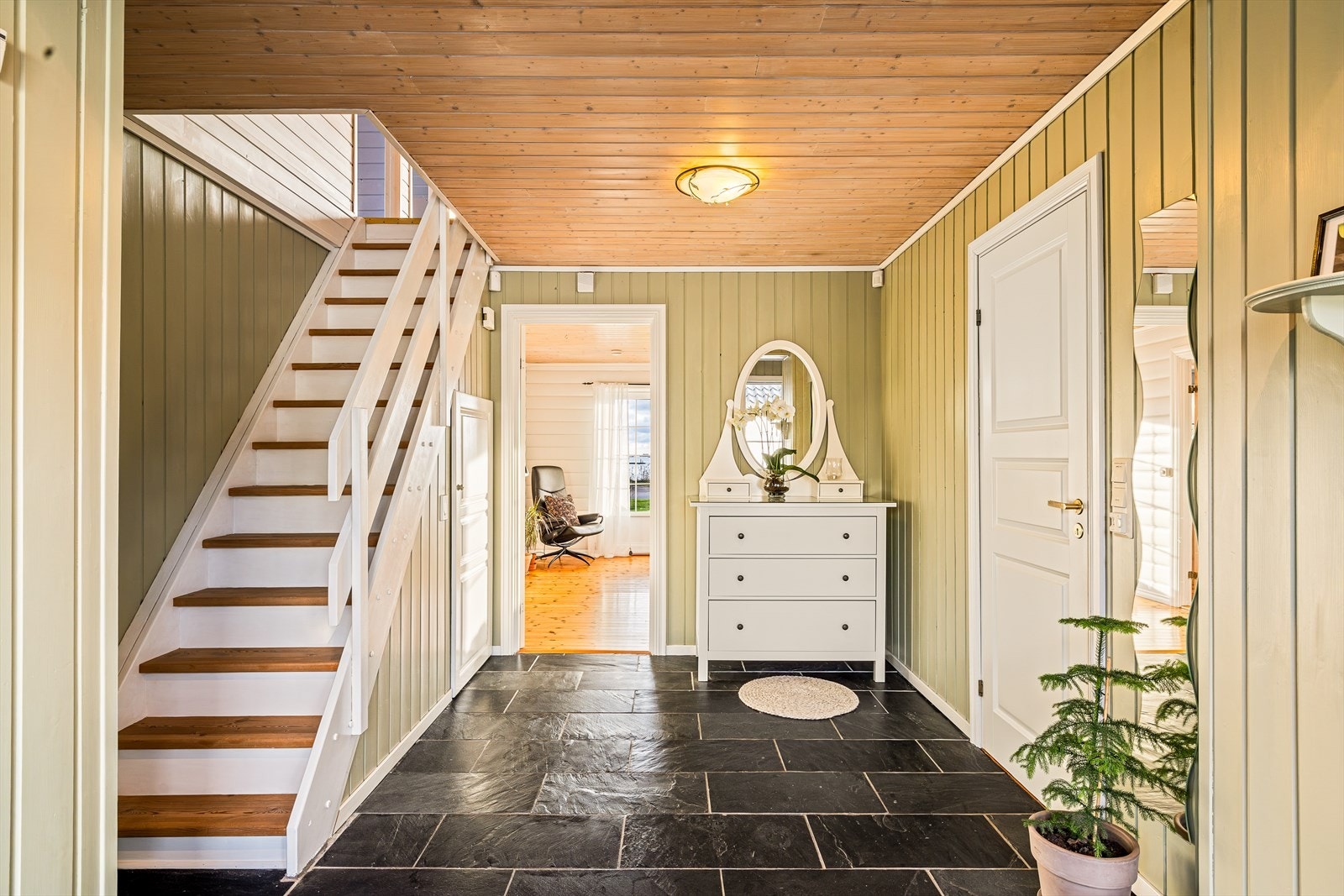 Under trappen har boligen et kott, og tilknyttet hallen finner man en bod for oppbevaring av diverse utstyr. Galleribilde