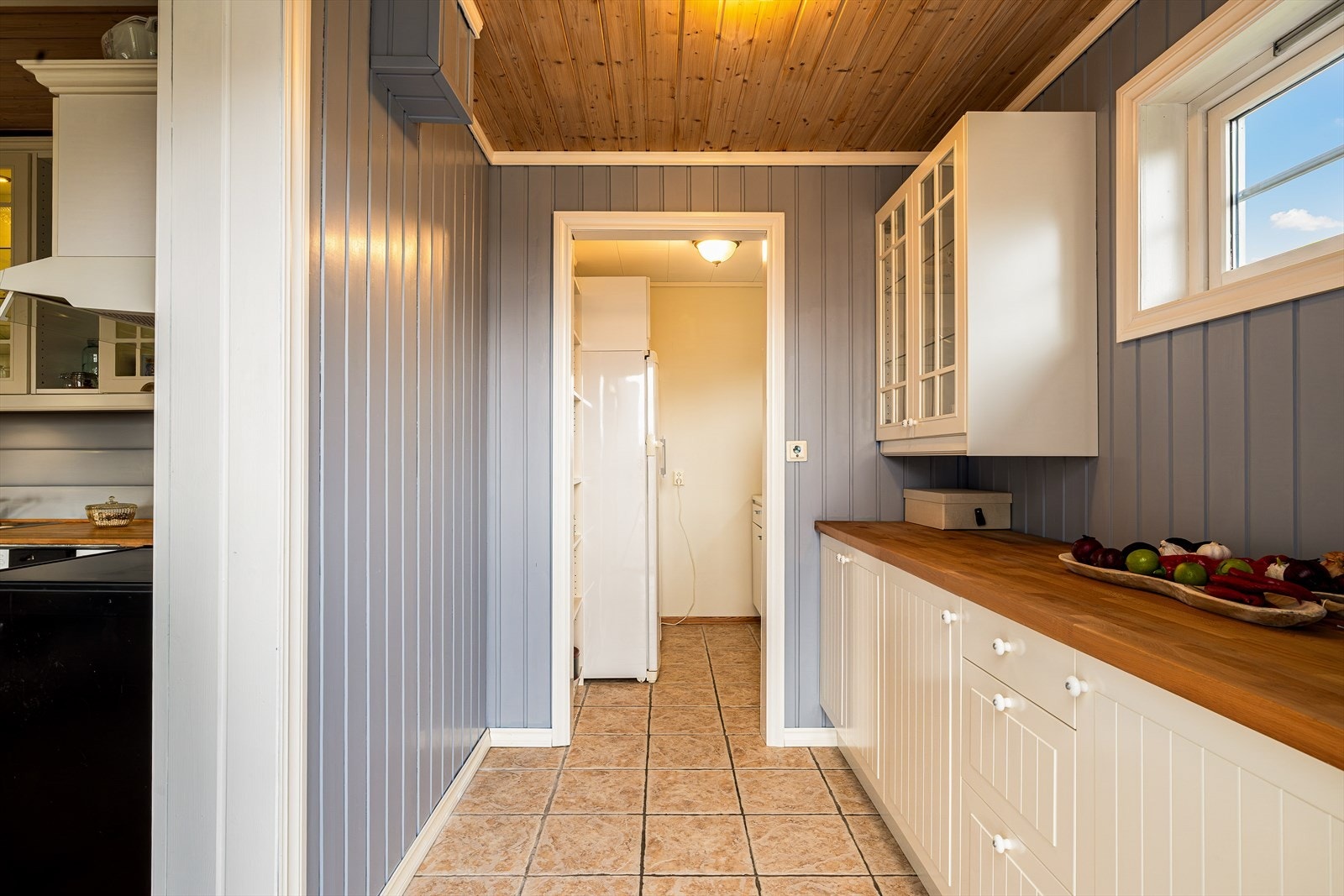 Tilliggende kjøkkenet har boligen et grovkjøkken med ekstra arbeidsplass og oppbevaring. Galleribilde