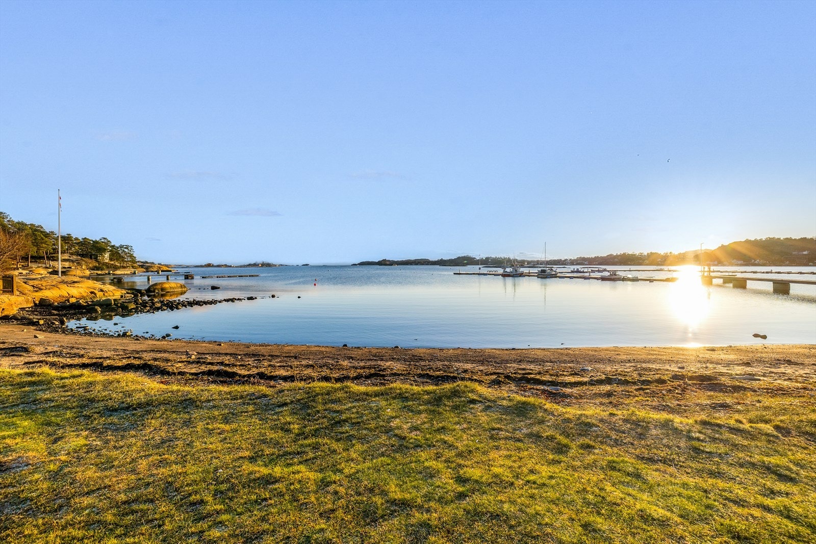 Fra eiendommen er det umiddelbar nærhet til nydelige badeplasser. Galleribilde