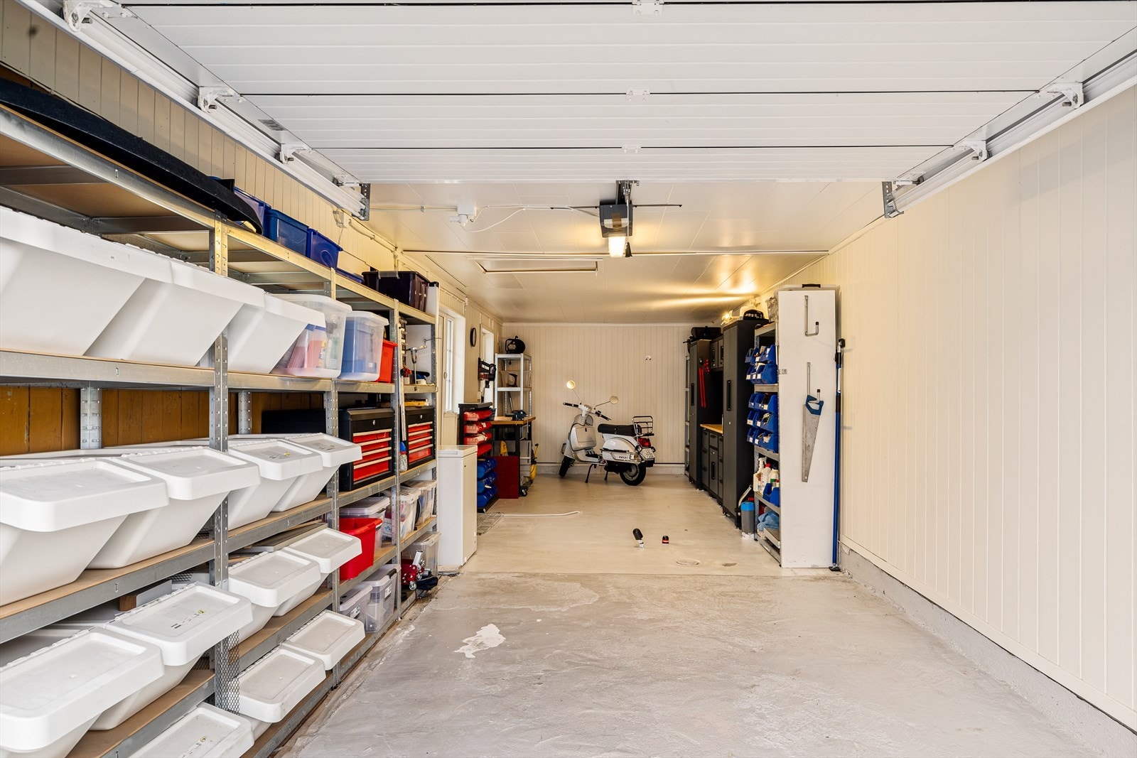 I garasjen er det plass til to biler på rekke. Galleribilde