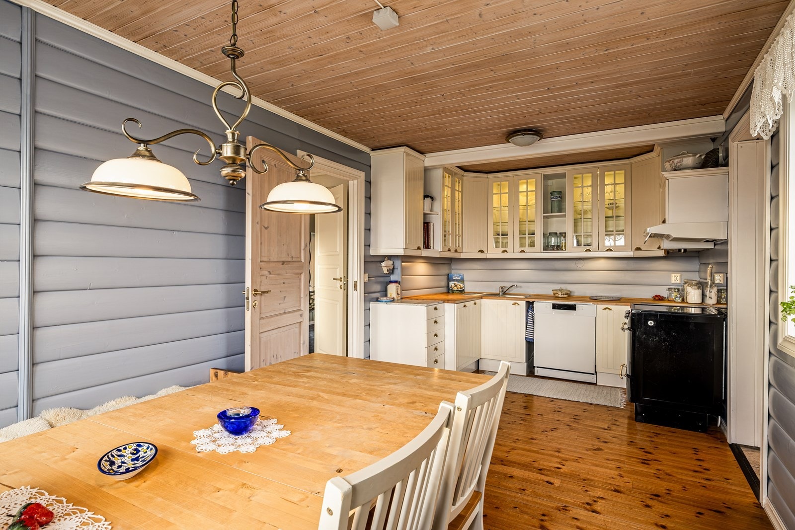 Oppført i en smart u-form har kjøkkenet godt med skap- og skuffeplass. Galleribilde