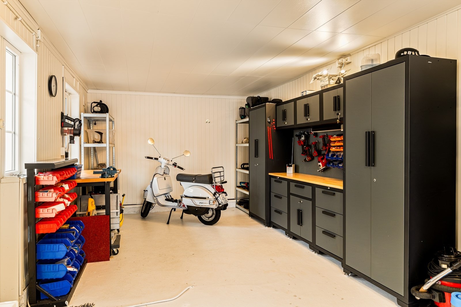 Garasjebygget passer utmerket til hobbyer og diverse prosjekter. Galleribilde