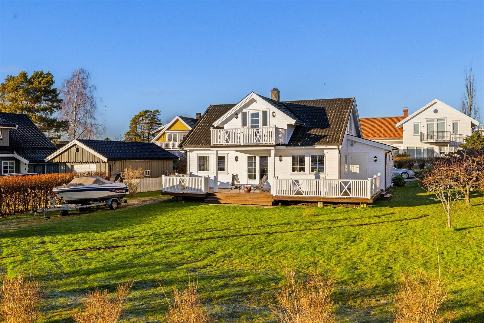 Hele familien vil trives i en meget koselig hage; tilnærmet flat og pent opparbeidet. Galleribilde