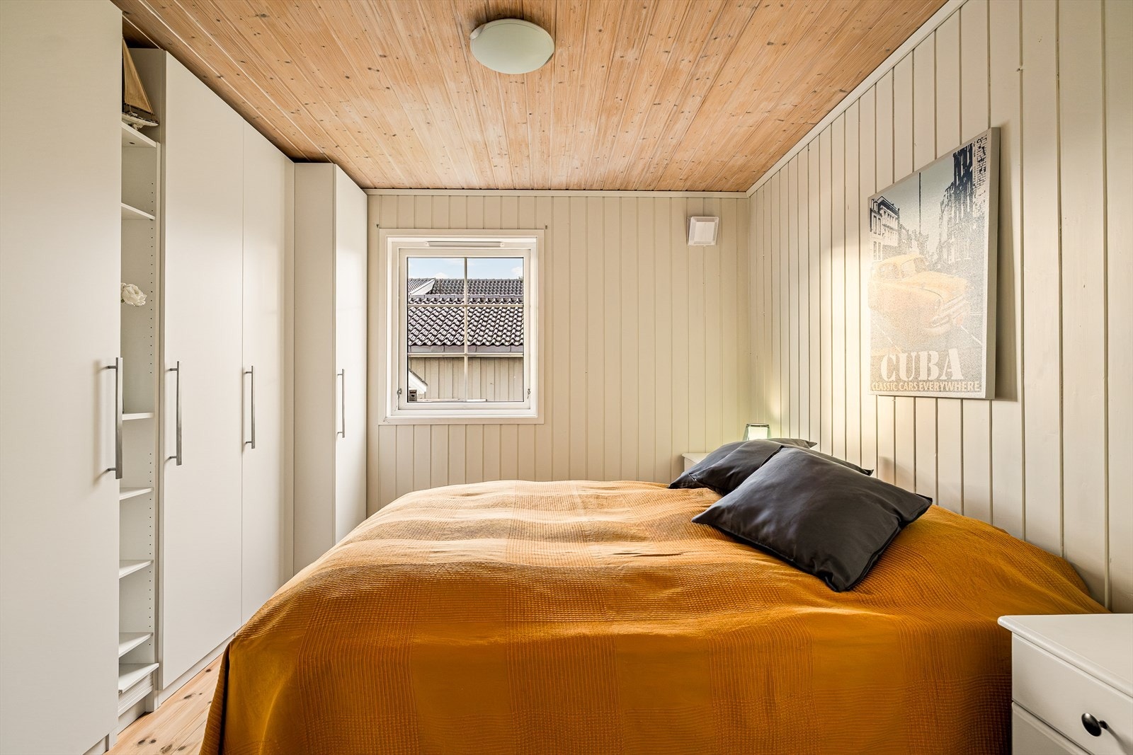 Boligen har fem soverom, fordelt med ett i 1. etasje og fire sammen i 2. etasje. Galleribilde