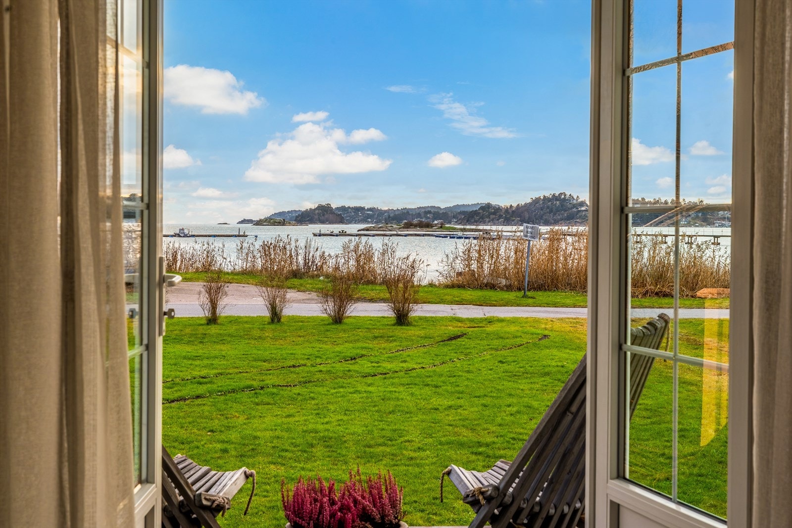 Vinduer i to retninger sørger for gode lys- og utsiktsforhold i stuen. Galleribilde