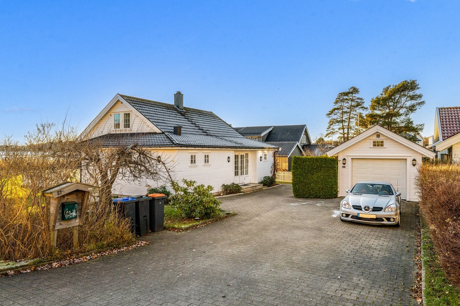 Parkeringen er god; i eller utenfor en romslig garasje på ca. 32 kvm. Galleribilde