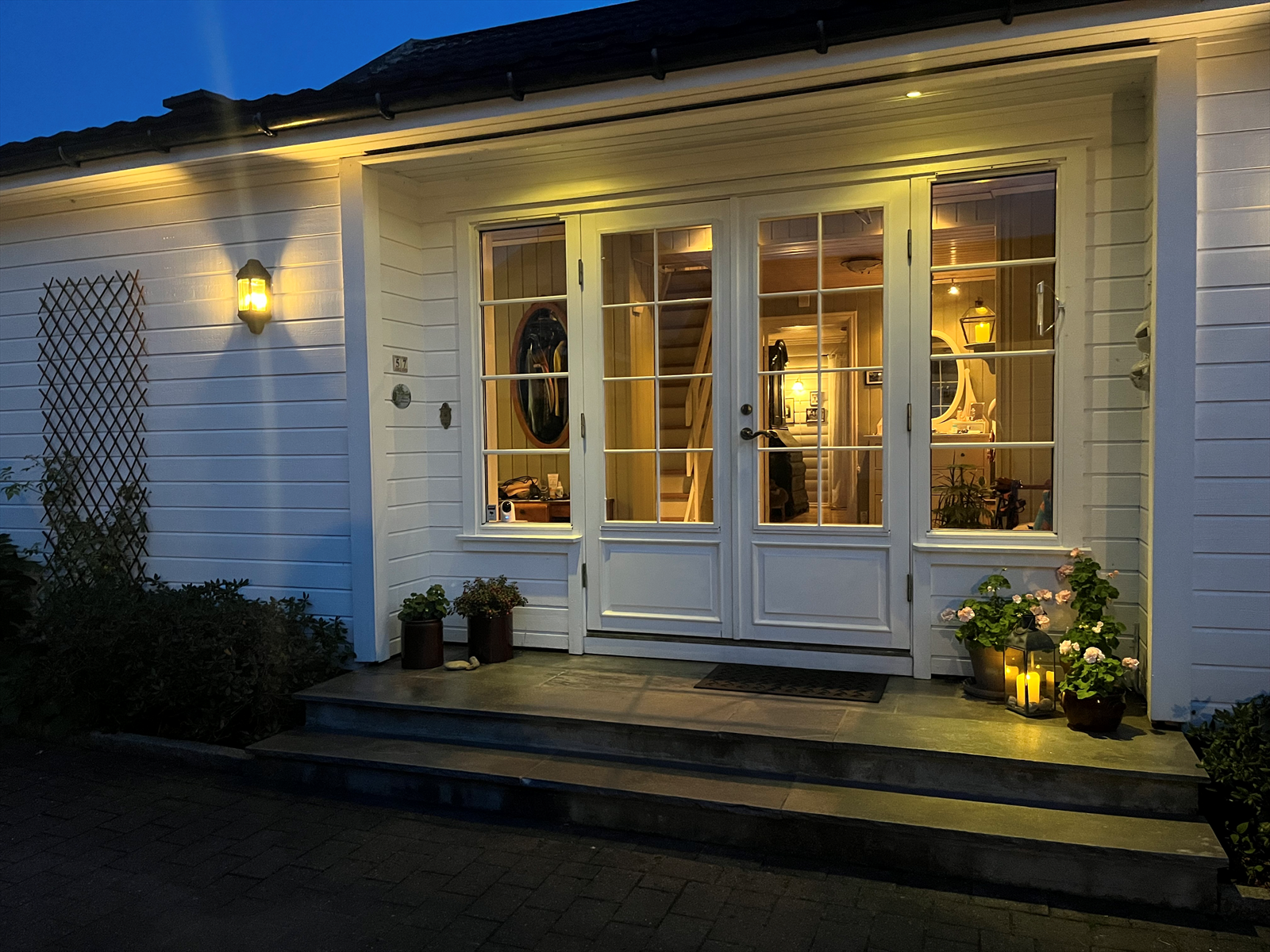 Inngangen er overbygd, med dobbel glassdør og varmekabel i trappen. Galleribilde