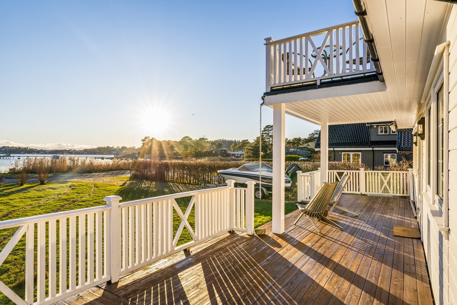 På terrassen tilbringes dagene med sjøen som vakkert bakteppe. Galleribilde