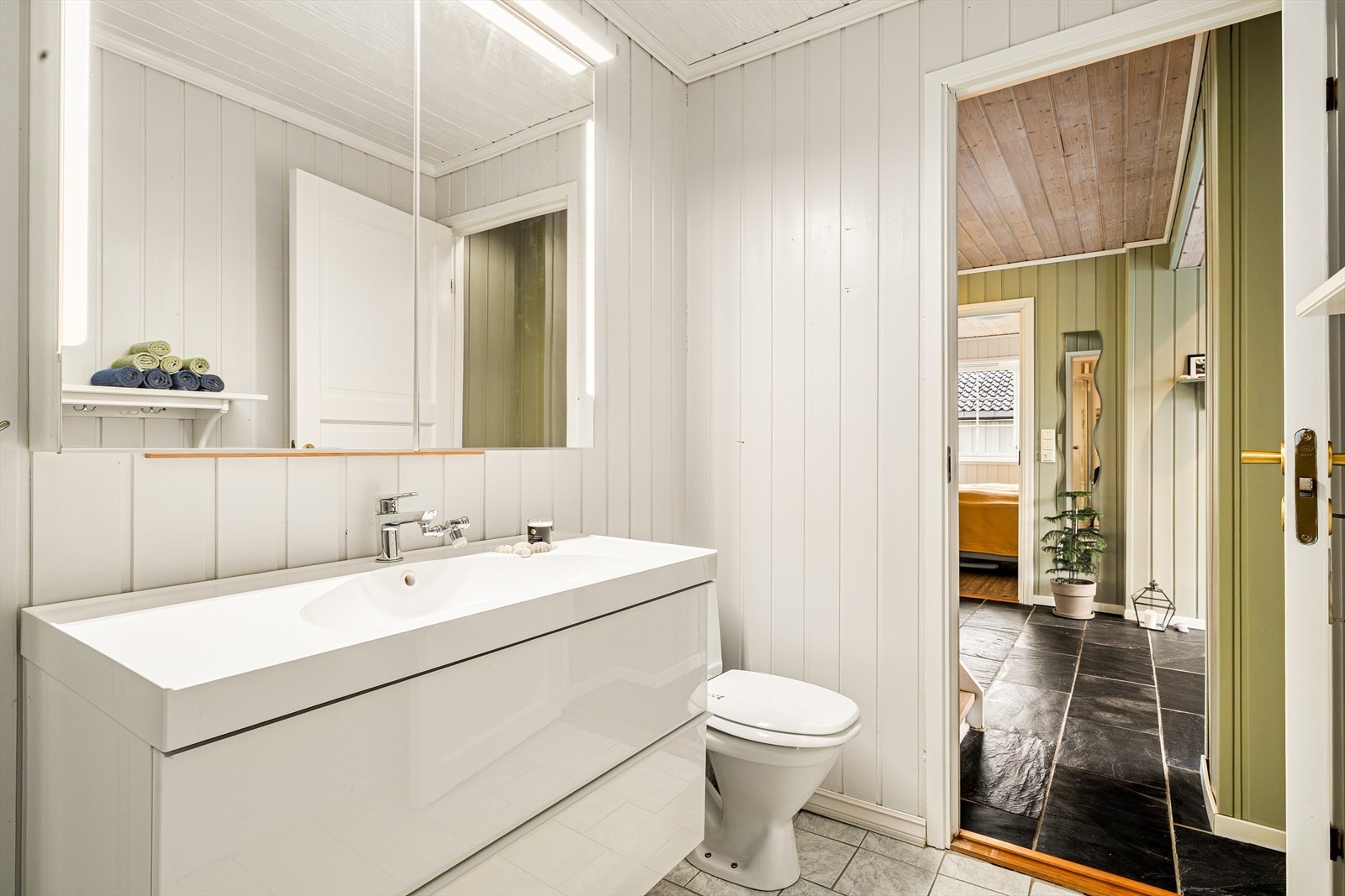 Dagene får en fin start på badet, med god oppbevaring i en moderne innredning. Galleribilde