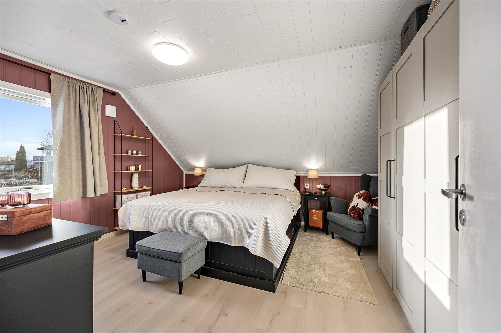 Soverom 1 er av svært god størrelse med et stort vindu som slipper inn rikelig med naturlig lys. Galleribilde