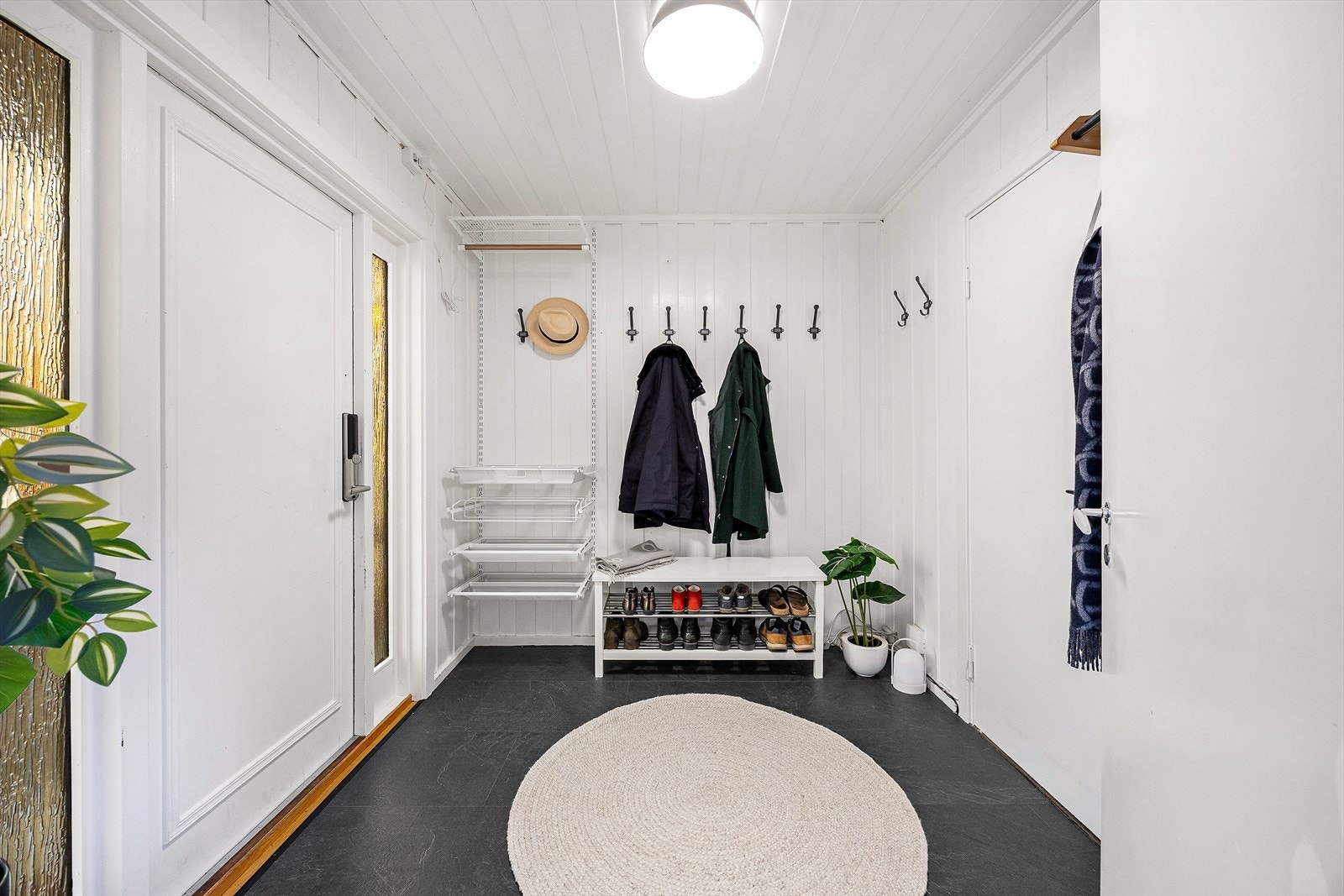 Inngangspartiet har god plass til oppbevaring av yttertøy og sko. Galleribilde