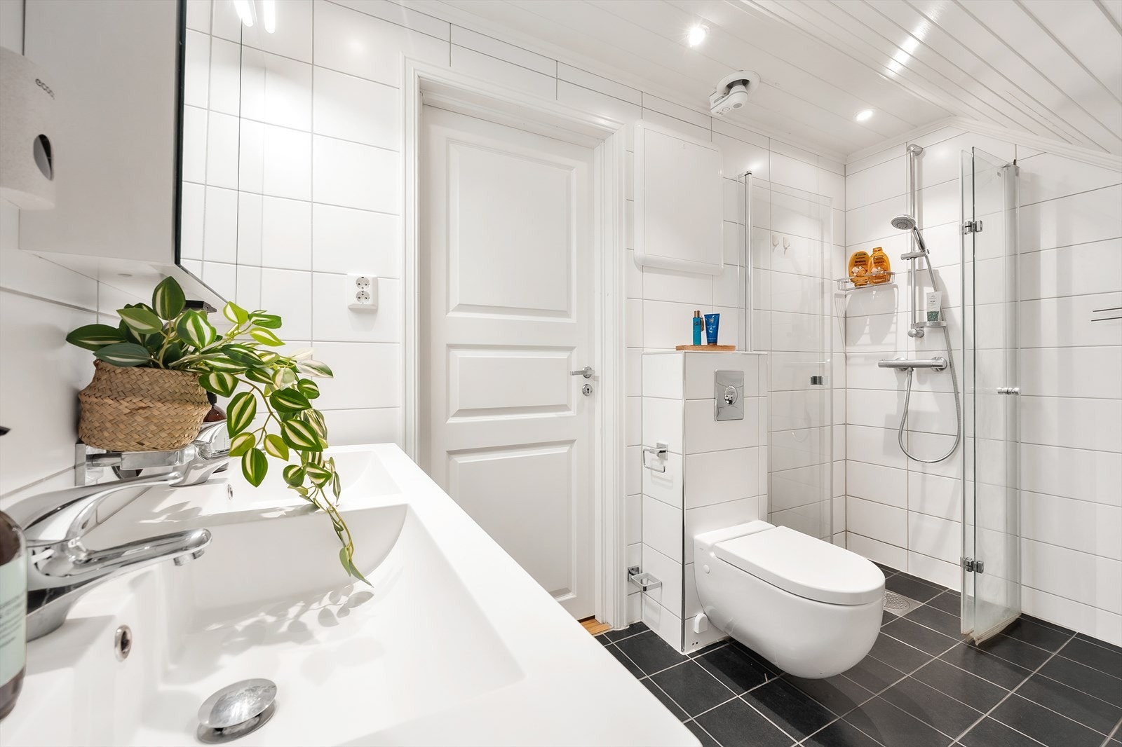 Boligens bad ble pusset opp i 2017 og har fliser på vegger og gulv samt gulvvarme. Galleribilde