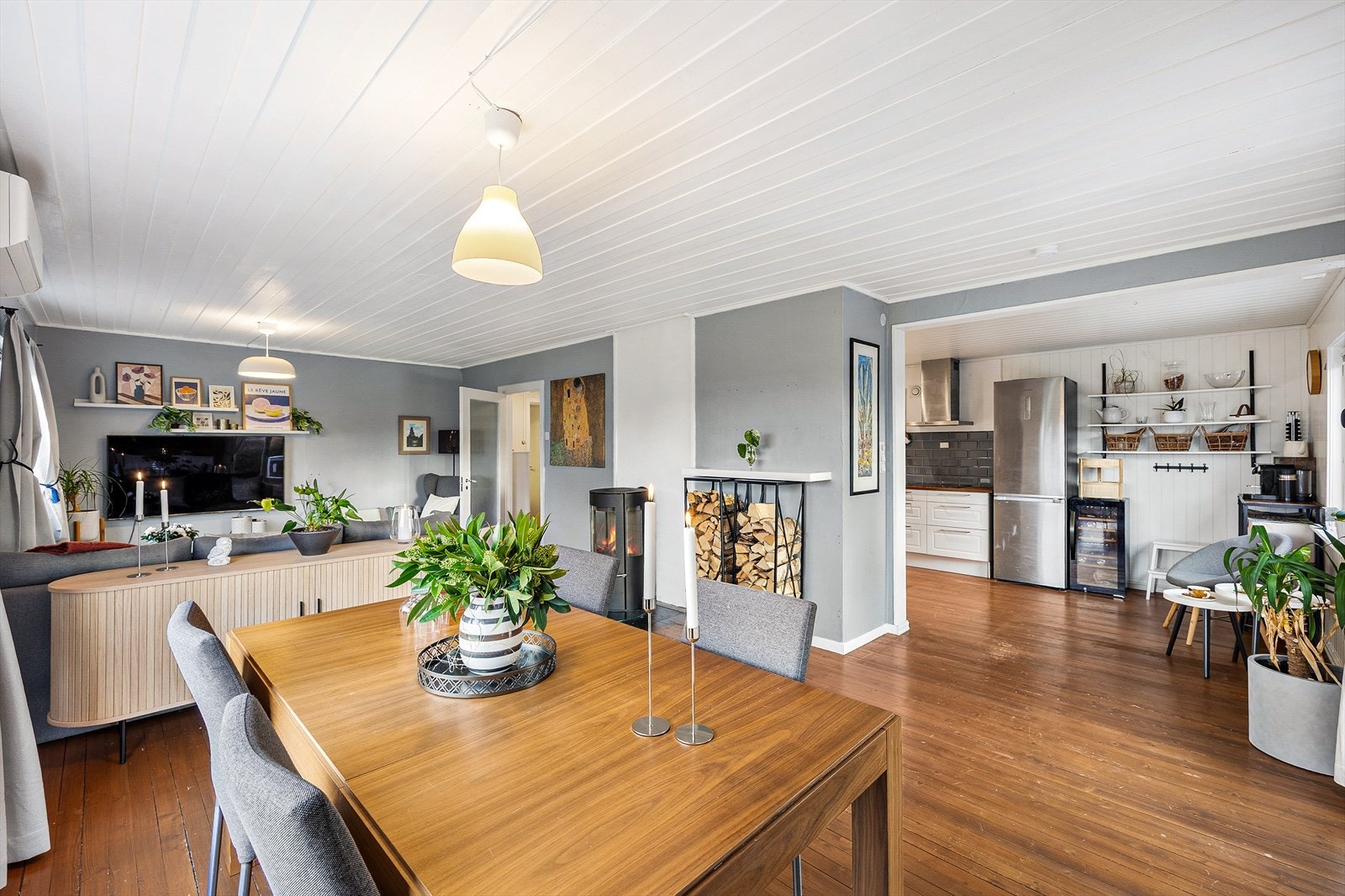 1. etasjen har en åpen og luftig planløsning. Galleribilde