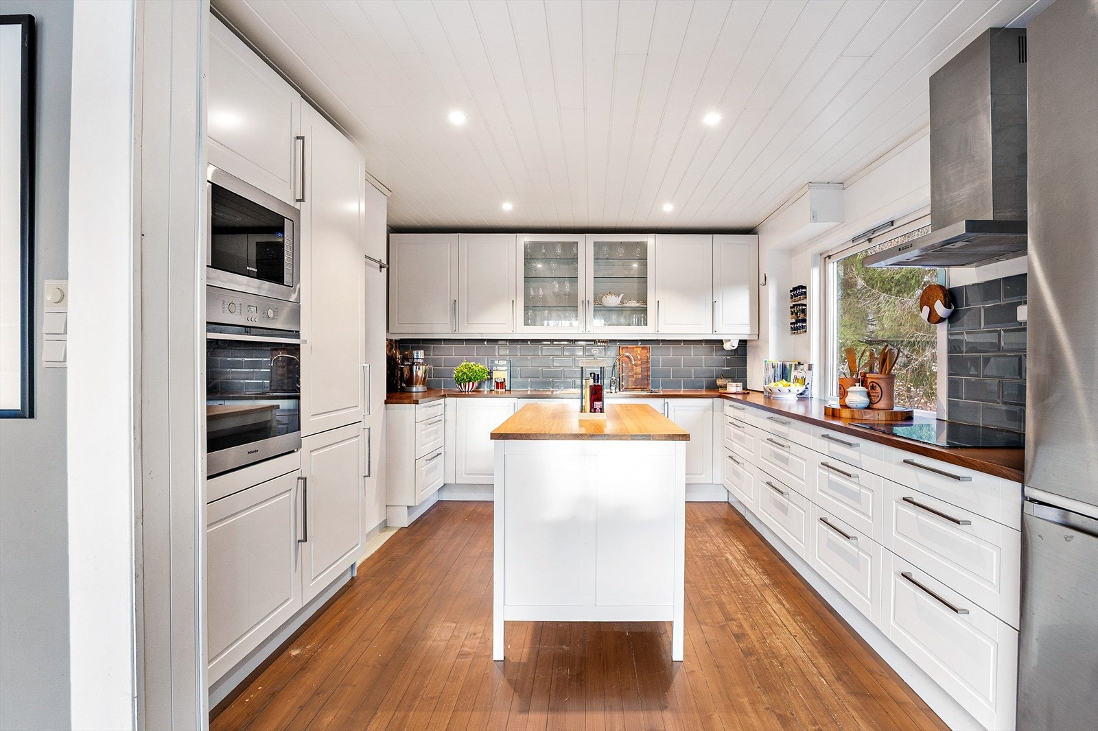 Kjøkkenet fra 2017 har en praktisk innredning med profilerte fronter og integrerte hvitevarer. Galleribilde