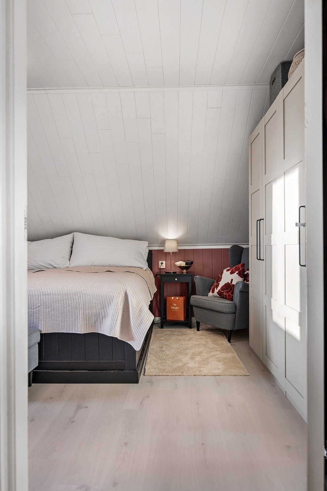 Alle soverommene har nylig oppgraderte overflater fra perioden 2021-2024. Galleribilde