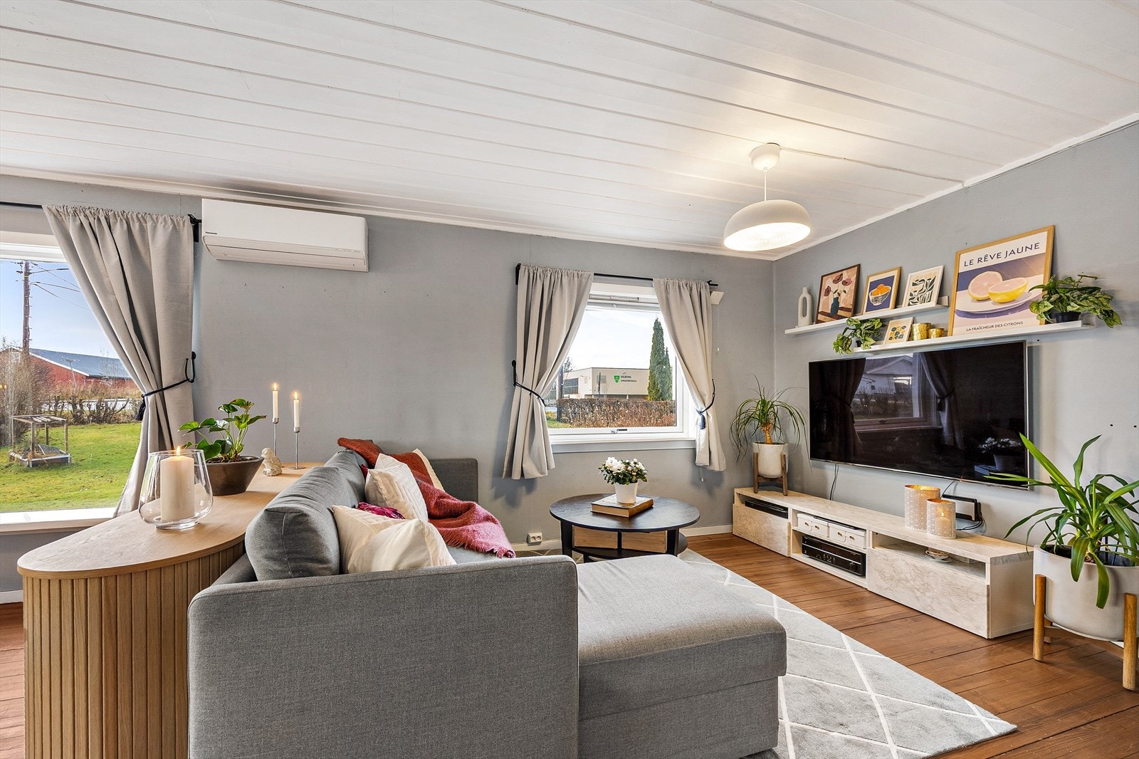 I stuen har du store vinduer som slipper inn rikelig med naturlig lys. Galleribilde