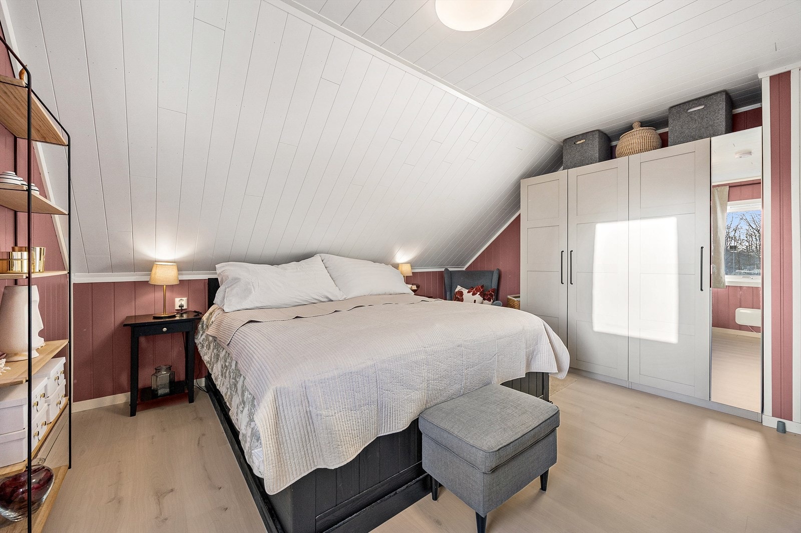Hovedsoverom med god plass til dobbeltseng og garderobeløsning. Galleribilde