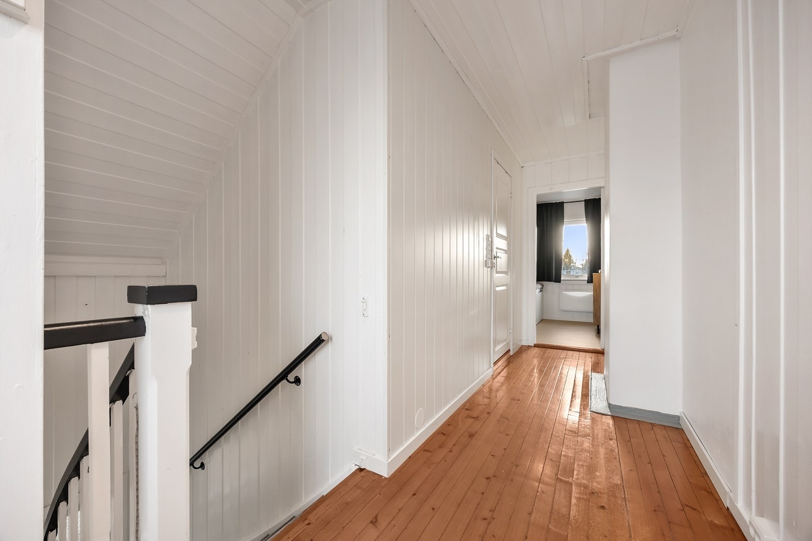 Gang i loftsetasjen som gir adkomst til tre soverom og bad. Galleribilde