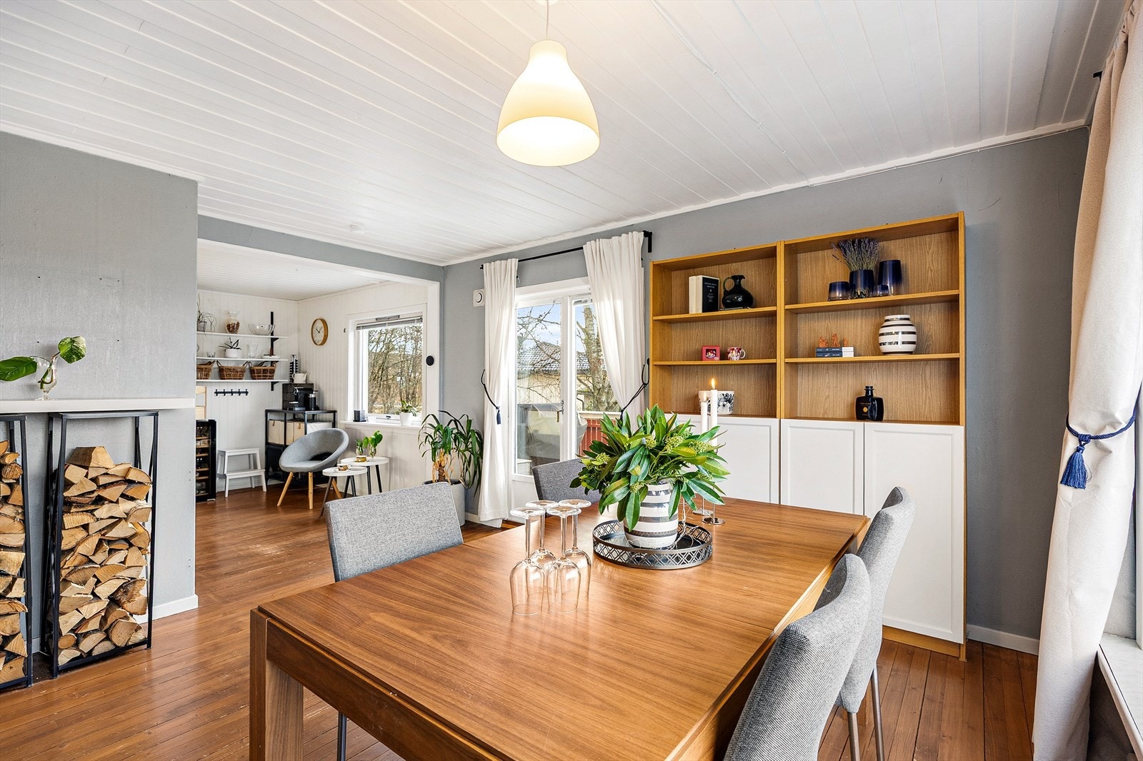 I tilknytning til stuen er det god plass til et stort spisebord. Galleribilde