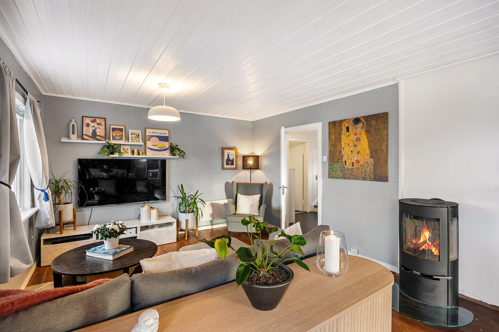 Peisovnen er plassert sentralt i rommet og gir god varme. Galleribilde