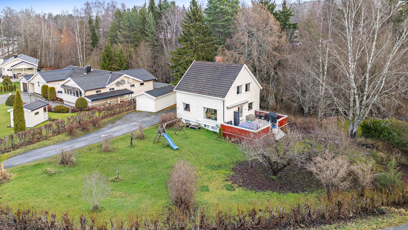 Eiendommen har gode utearealer der barna kan leke i trygge omgivelser. Galleribilde